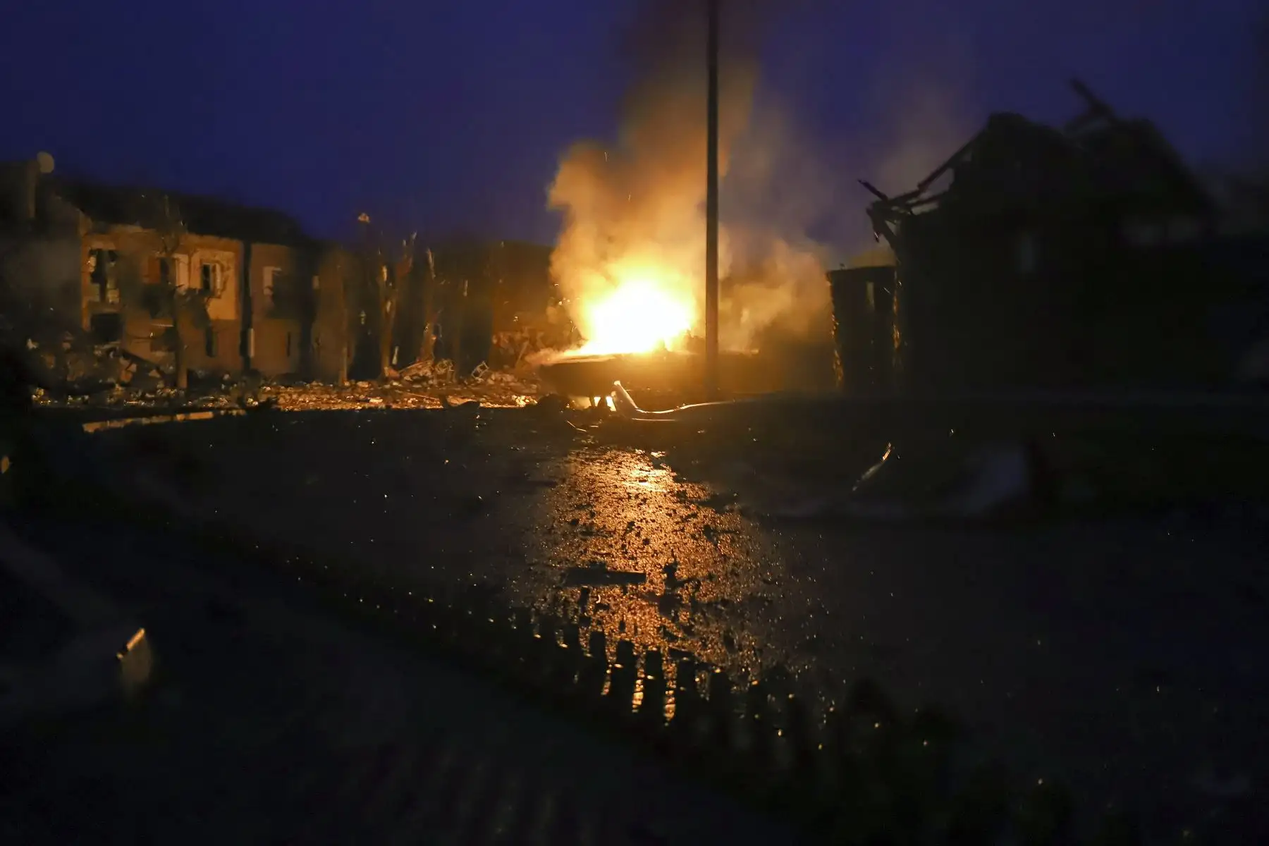 La maquinaria rusa quemada que fue alcanzada por los bombardeos en Kiev, Ucrania. Foto: EFE