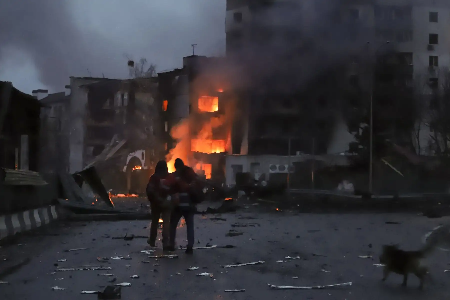 La maquinaria rusa quemada que fue alcanzada por los bombardeos en Kiev, Ucrania. Foto: EFE