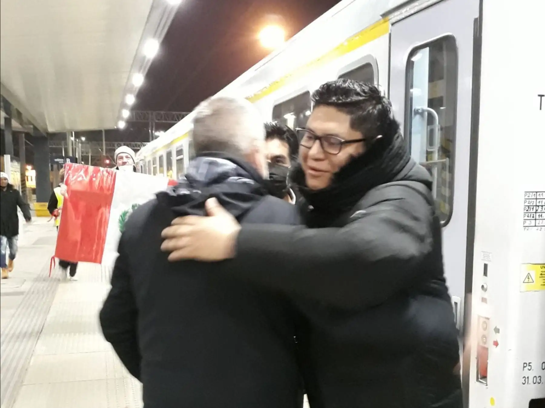 Tren con los peruanos repatriados de Ucrania llegó a Lublin donde fue recibido por el equipo consular del Perú. Nuestros compatriotas siguen camino a Varsovia donde los esperan los funcionarios de nuestra Embajada. Foto: PCM