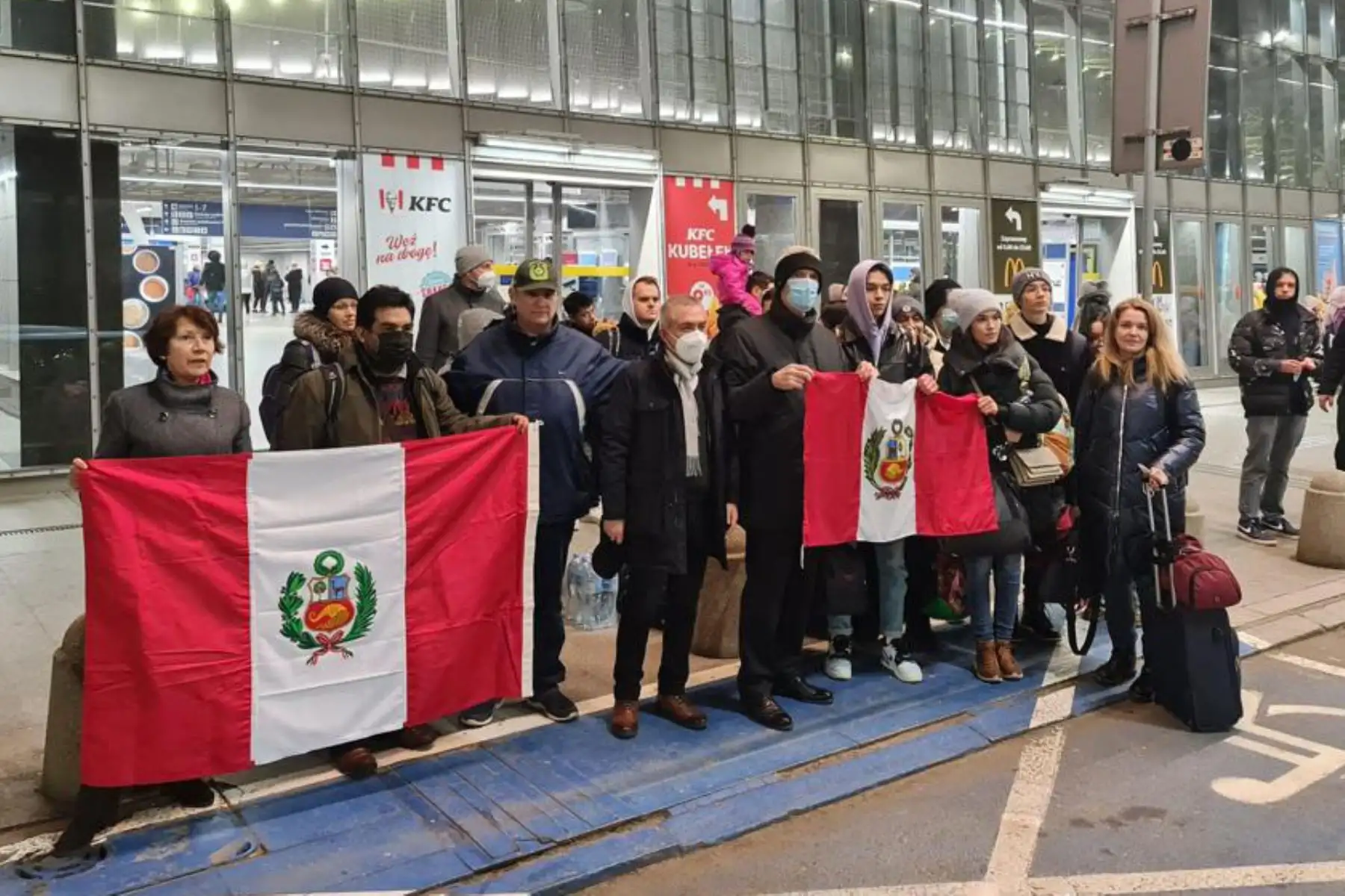 Peruanos que salieron de Ucrania llegaron a salvo a Varsovia, Polonia, donde funcionarios de nuestra Embajada los recibieron y asisten con alimentación y alojamiento hasta su retorno voluntario al Perú. Foto: Cancillería