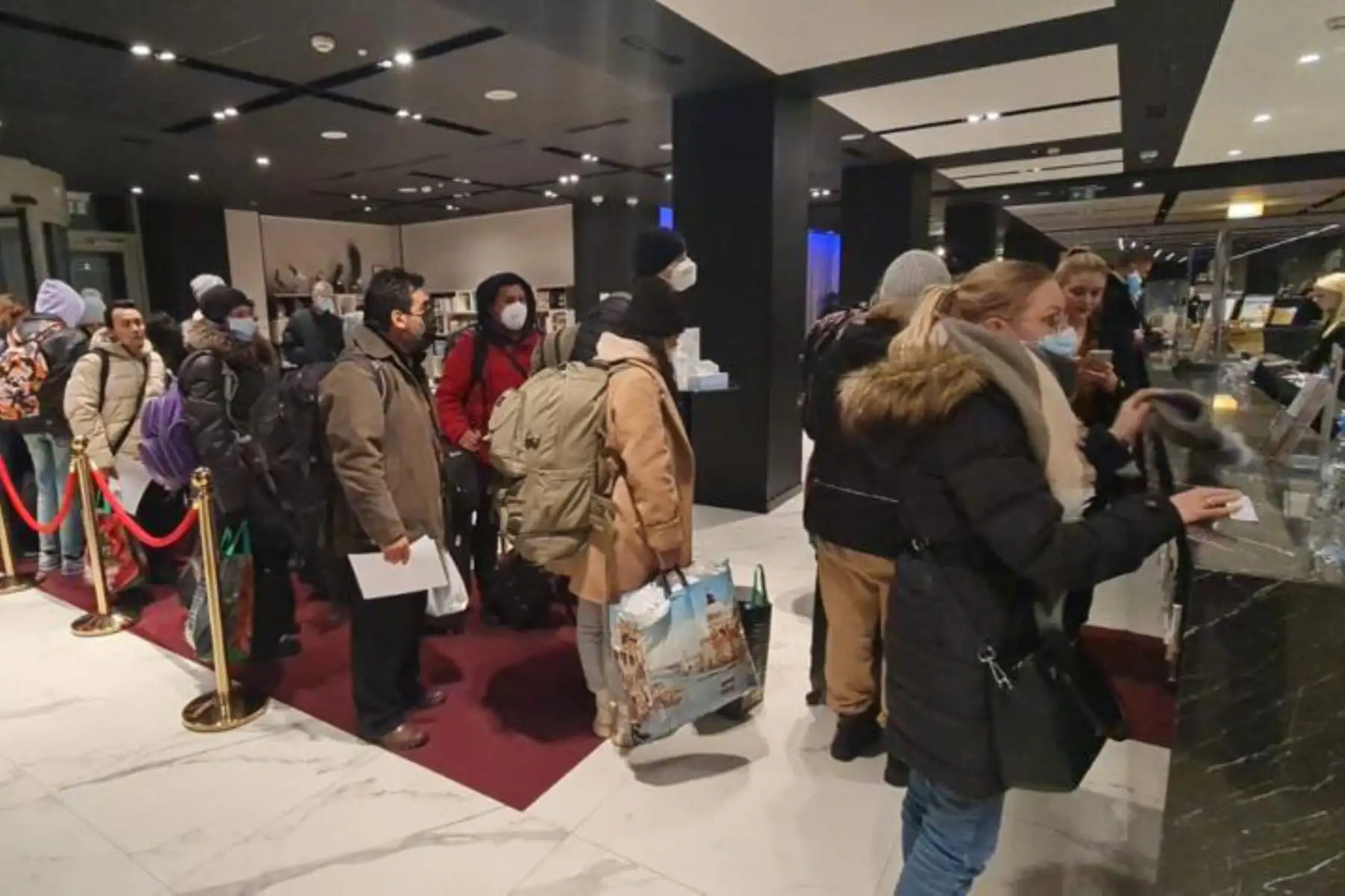 Peruanos que salieron de Ucrania llegaron a salvo a Varsovia, Polonia, donde funcionarios de nuestra Embajada los recibieron y asisten con alimentación y alojamiento hasta su retorno voluntario al Perú. Foto: Cancillería