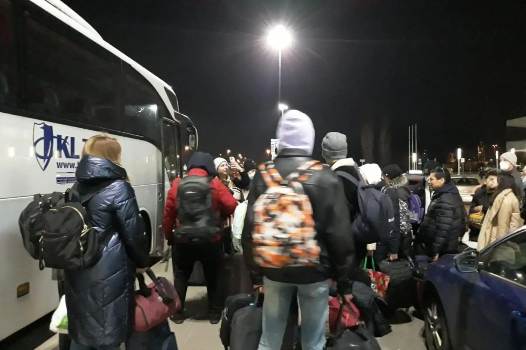 Peruanos que salieron de Ucrania llegaron a salvo a Varsovia, Polonia, donde funcionarios de nuestra Embajada los recibieron y asisten con alimentación y alojamiento hasta su retorno voluntario al Perú. Foto: Cancillería