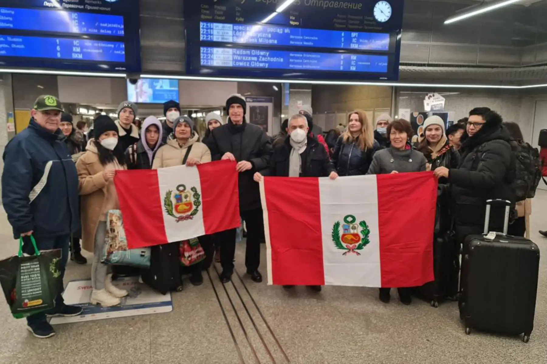 Peruanos que salieron de Ucrania llegaron a salvo a Varsovia, Polonia, donde funcionarios de nuestra Embajada los recibieron y asisten con alimentación y alojamiento hasta su retorno voluntario al Perú. Foto: Cancillería