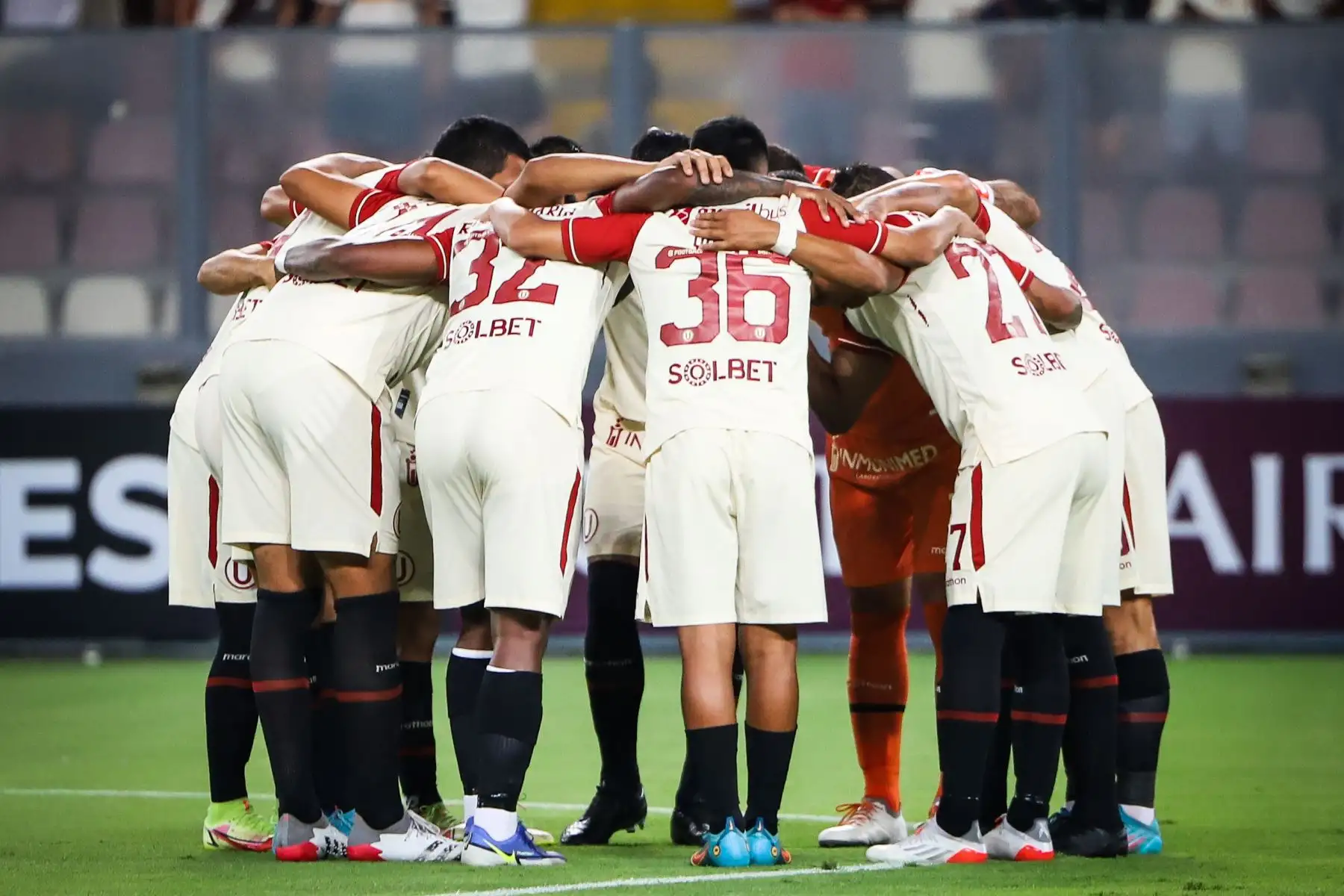 Universitario disputa con Barcelona de Ecuador, en un partido de la Copa Libertadores en el estadio Nacional en Lima (Perú). 
Foto: Twitter/ Universitario