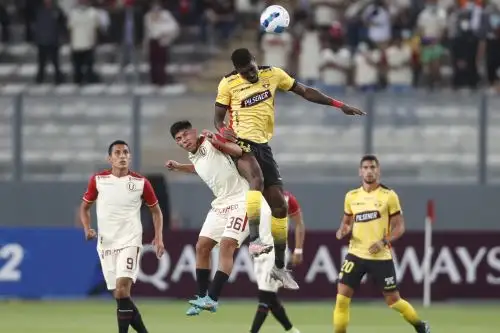 Piero Quispe (de Universitario disputa un balón con Michael Carcelén de Barcelona hoy, en un partido de la Copa Libertadores entre Universitario Deportes y Barcelona SC en el estadio Nacional en Lima (Perú). Foto: EFE