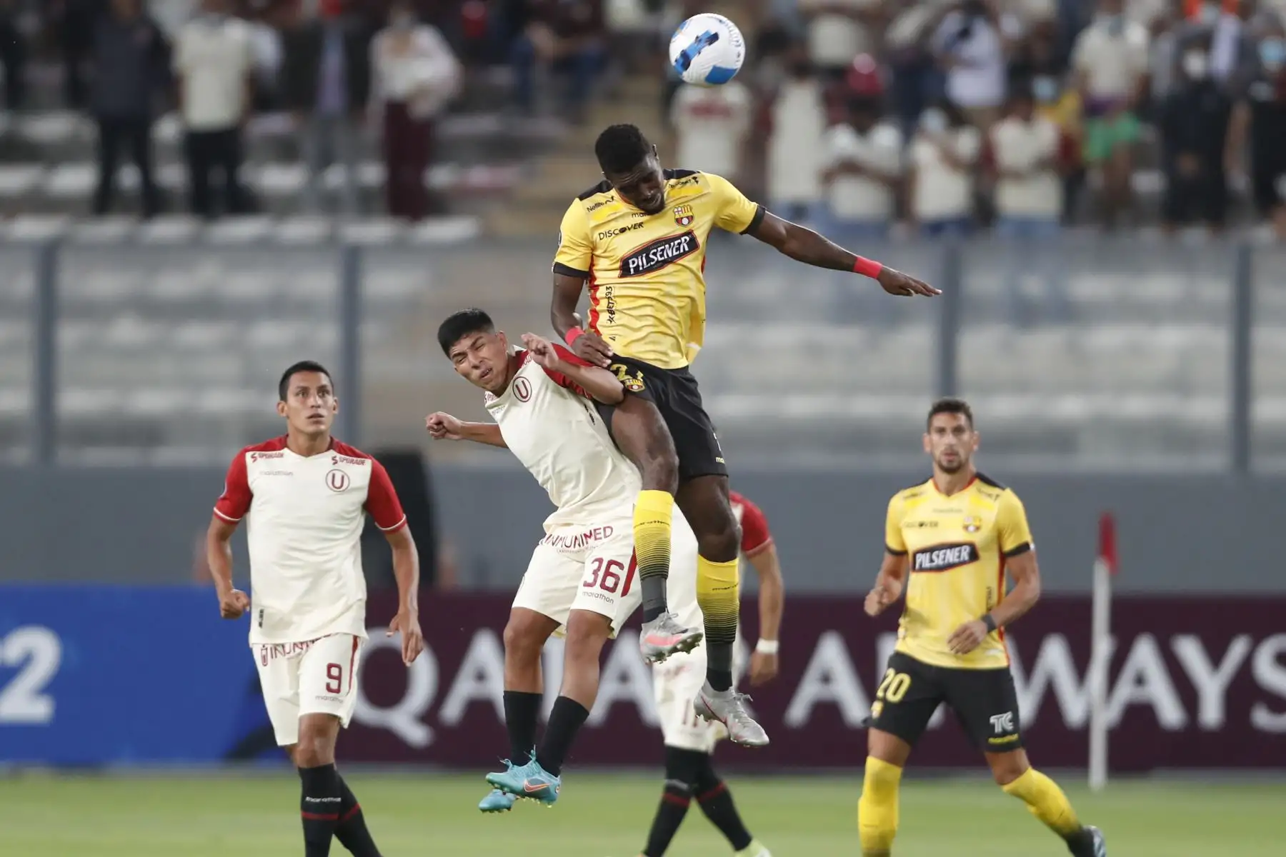 Piero Quispe (de Universitario disputa un balón con Michael Carcelén de Barcelona hoy, en un partido de la Copa Libertadores entre Universitario Deportes y Barcelona SC en el estadio Nacional en Lima (Perú). Foto: EFE
