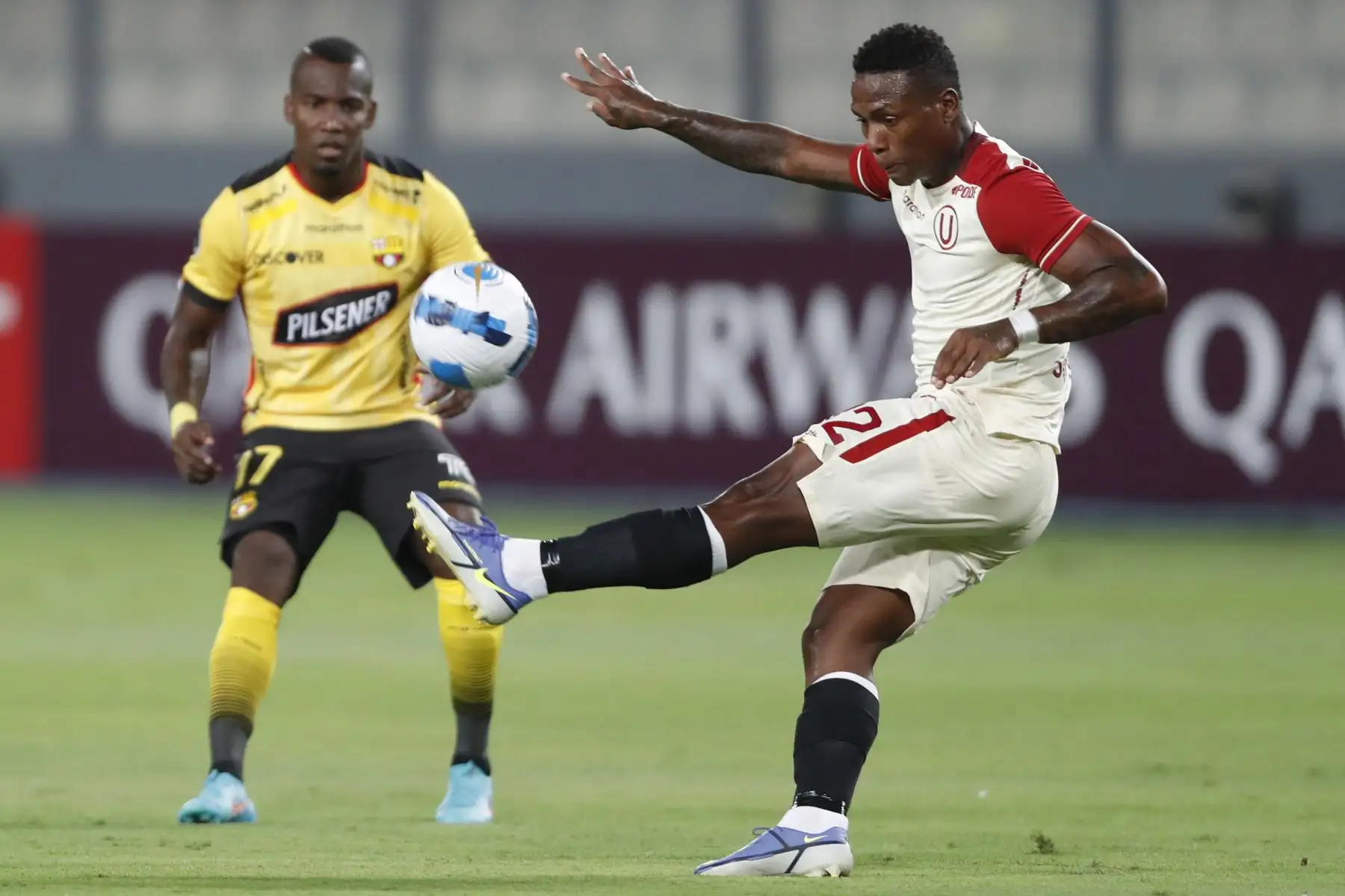 Roberto Villamarin de Universitario disputa un balón con Cristian Penilla de Barcelona hoy, en un partido de la Copa Libertadores entre Universitario Deportes y Barcelona SC en el estadio Nacional en Lima (Perú). EFE/Paolo Aguilar