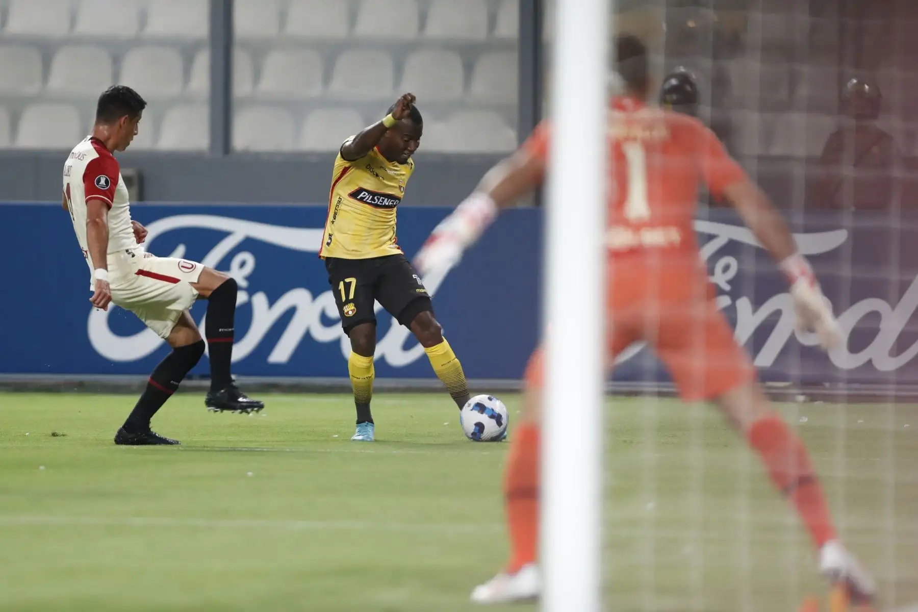 Federico Alonso de Universitario disputa un balón con Cristian Penilla de Barcelona, en un partido de la Copa Libertadores entre Universitario Deportes y Barcelona SC en el estadio Nacional en Lima. Foto: EFE
