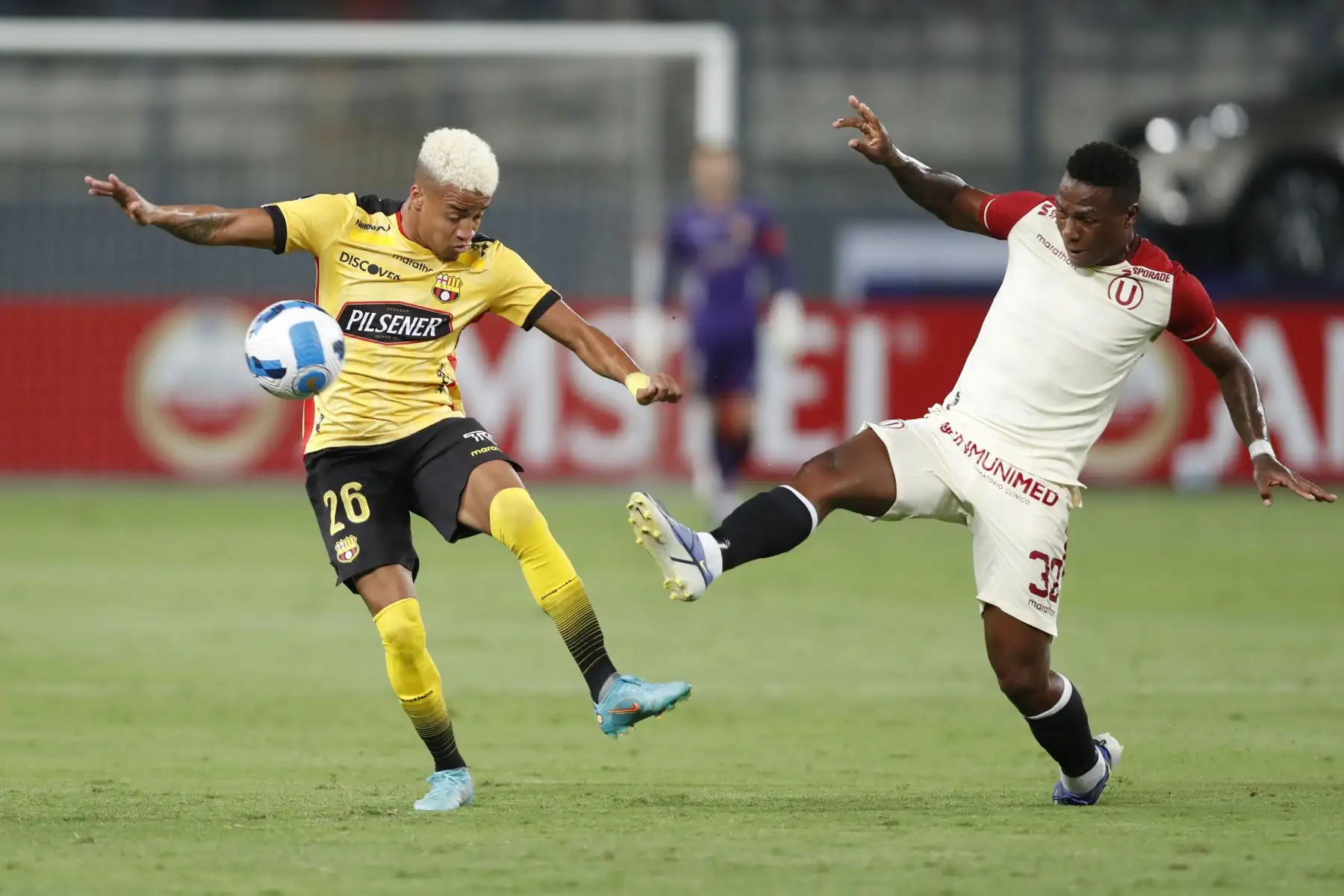 Roberto Villamarin de Universitario disputa un balón con Byron Castillo de Barcelona hoy, en un partido de la Copa Libertadores entre Universitario Deportes y Barcelona SC en el estadio Nacional en Lima . Foto: EFE/Paolo Aguilar