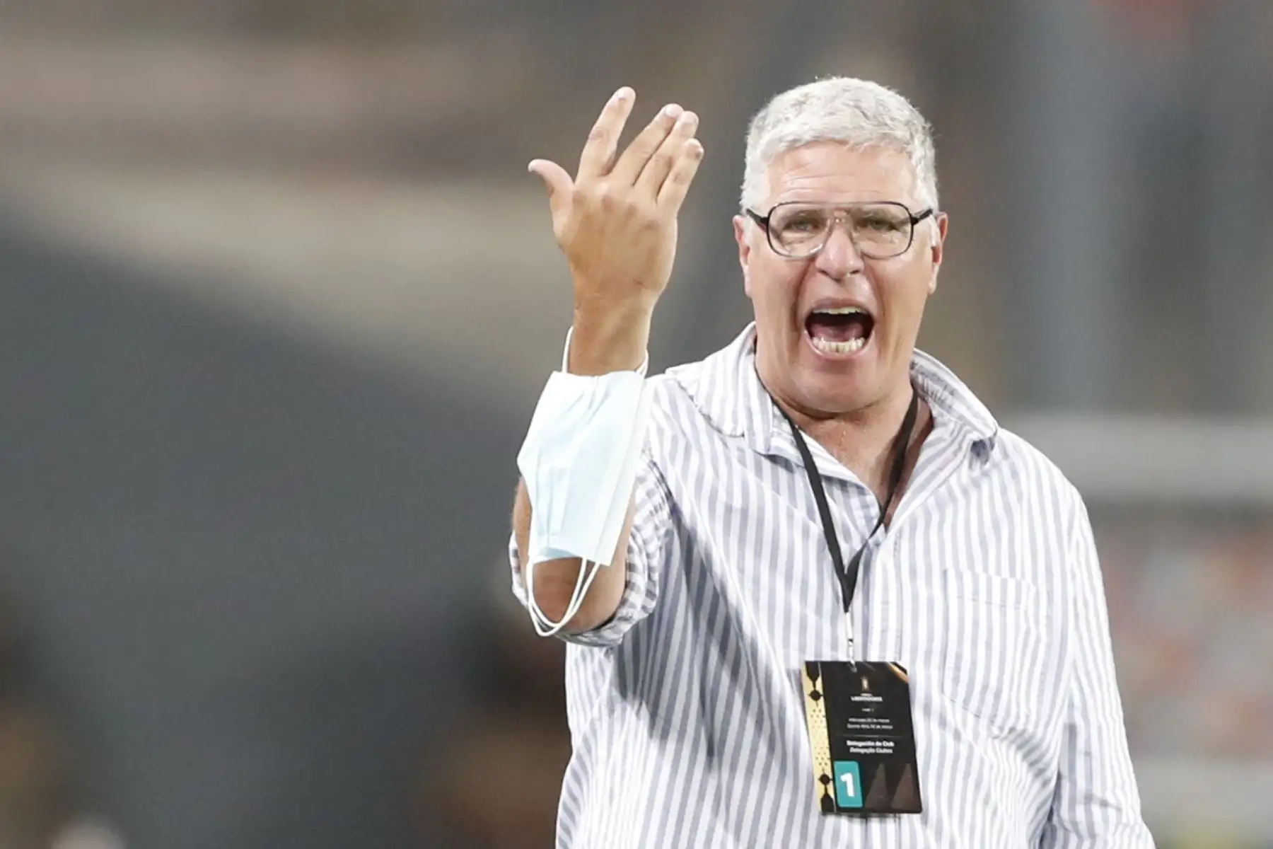 Entrenador Álvaro Gutiérrez de Universitario dirige hoy, en un partido de la Copa Libertadores entre Universitario de Deportes y Barcelona SC en el estadio Nacional en Lima (Perú). EFE/Paolo Aguilar