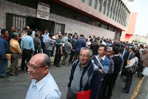 Deberá otorgársele atención preferencial a las personas de 60 a 74 años, así como prioridad a las personas de 75 años a más y las que, además, tienen discapacidad o enfermedades terminales o graves.