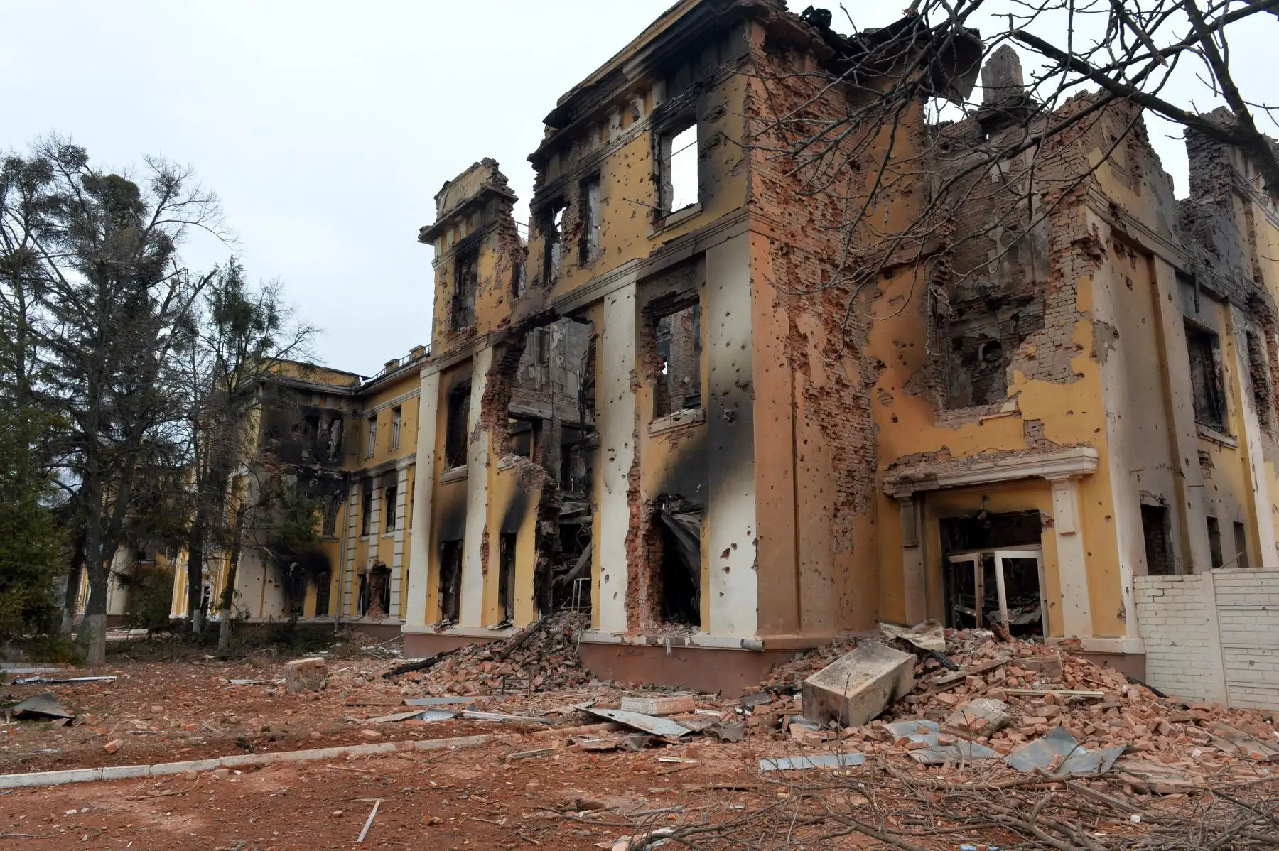 Ataques militares del ejército ruso está dirigido a infraestructuras militares, pero la poca precisión de los bombardeos hace que la población civil sean víctimas potenciales. Esta fotografía muestra una vista de una escuela destruida como resultado de un combate no lejos del centro de la ciudad ucraniana de Kharkiv, ubicada a unos 50 km de la frontera entre Ucrania y Rusia. Foto: AFP