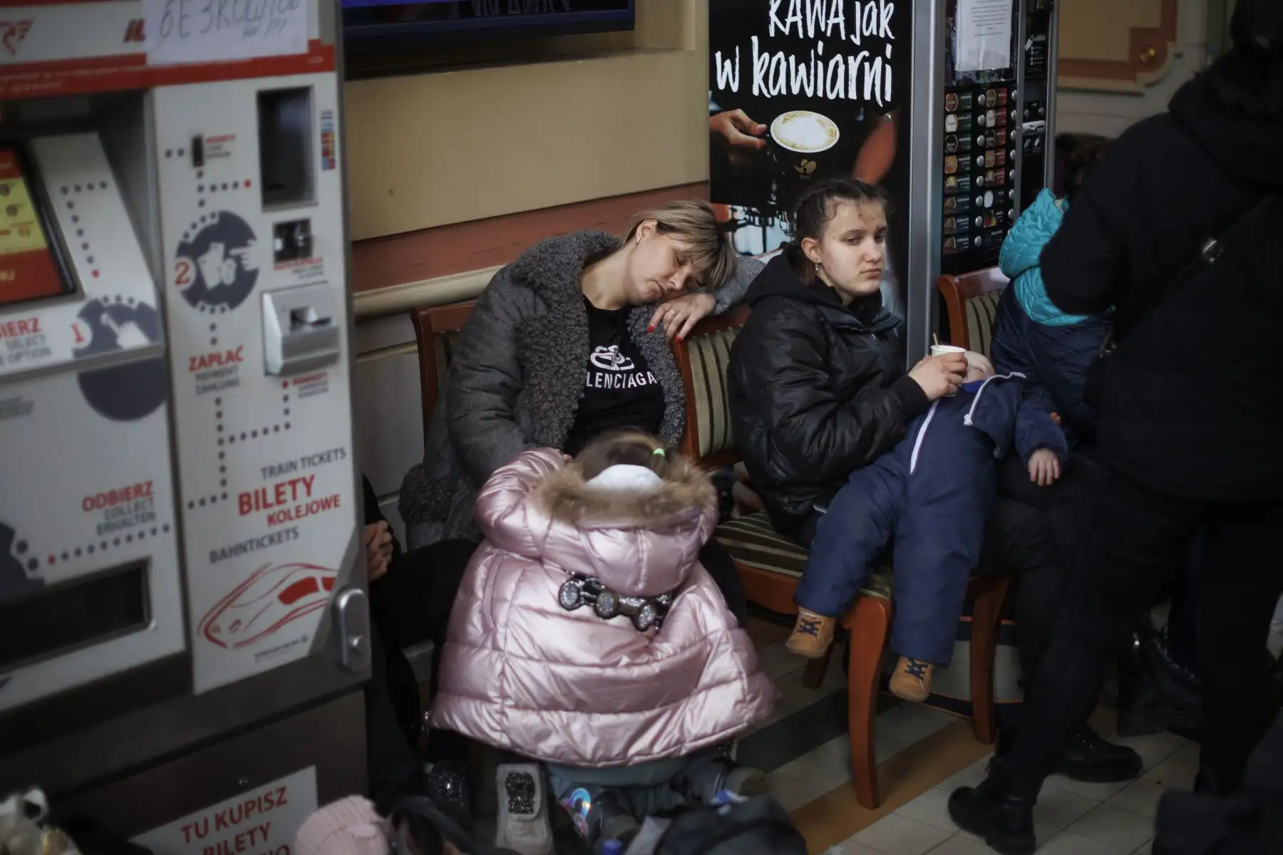 Ciudadanos procedentes de Ucrania a su llegada, a la estación de tren de Przemsyl, en Polonia, que se ha convertido en uno de los principales puntos de llegada para los refugiados que huyen de la guerra. Foto: EFE