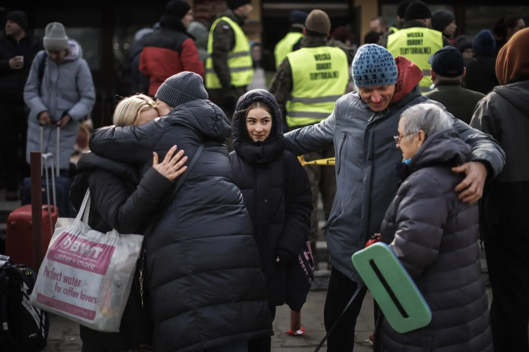Ciudadanos procedentes de Ucrania se reencuentran con sus familiares en la estación de tren de Przemsyl, en Polonia, que se ha convertido en uno de los principales puntos de llegada para los refugiados que huyen de la guerra.  Foto: EFE