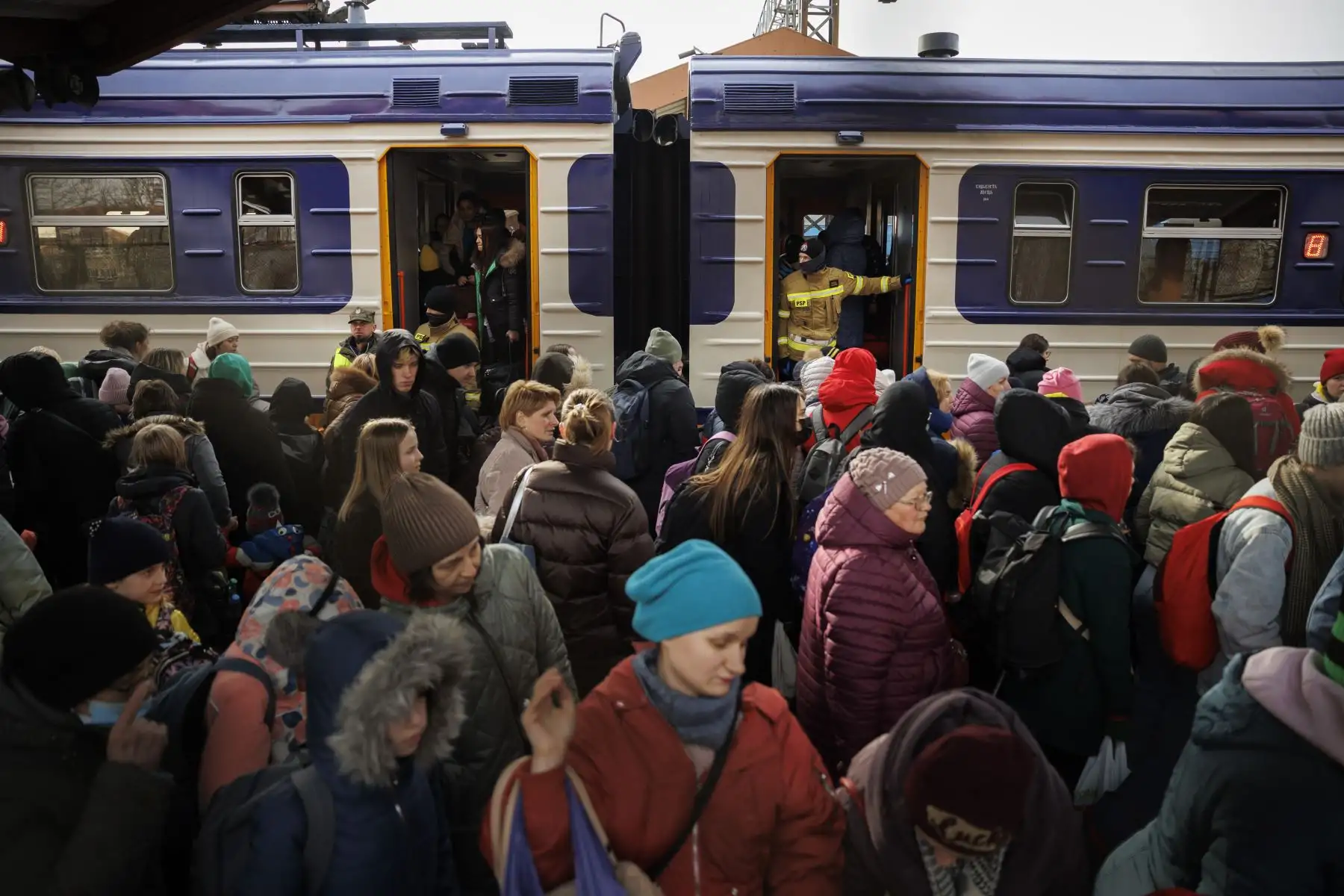 Ciudadanos procedentes de Ucrania se reencuentran con sus familiares en la estación de tren de Przemsyl, en Polonia, que se ha convertido en uno de los principales puntos de llegada para los refugiados que huyen de la guerra.  Foto: EFE