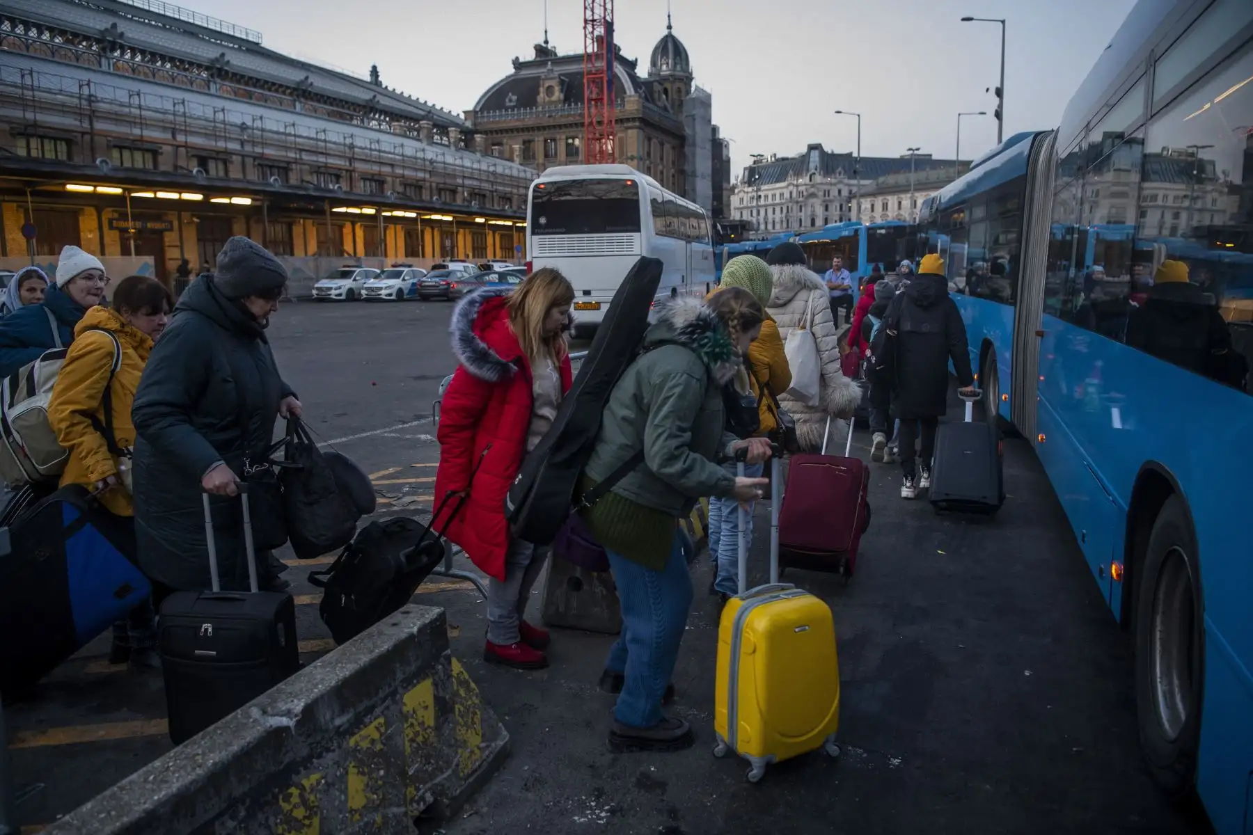 Refugiados llegados de Ucrania abordan un autobús en la estación de tren de Nyugati en Budapest, Hungría. Foto: EFE