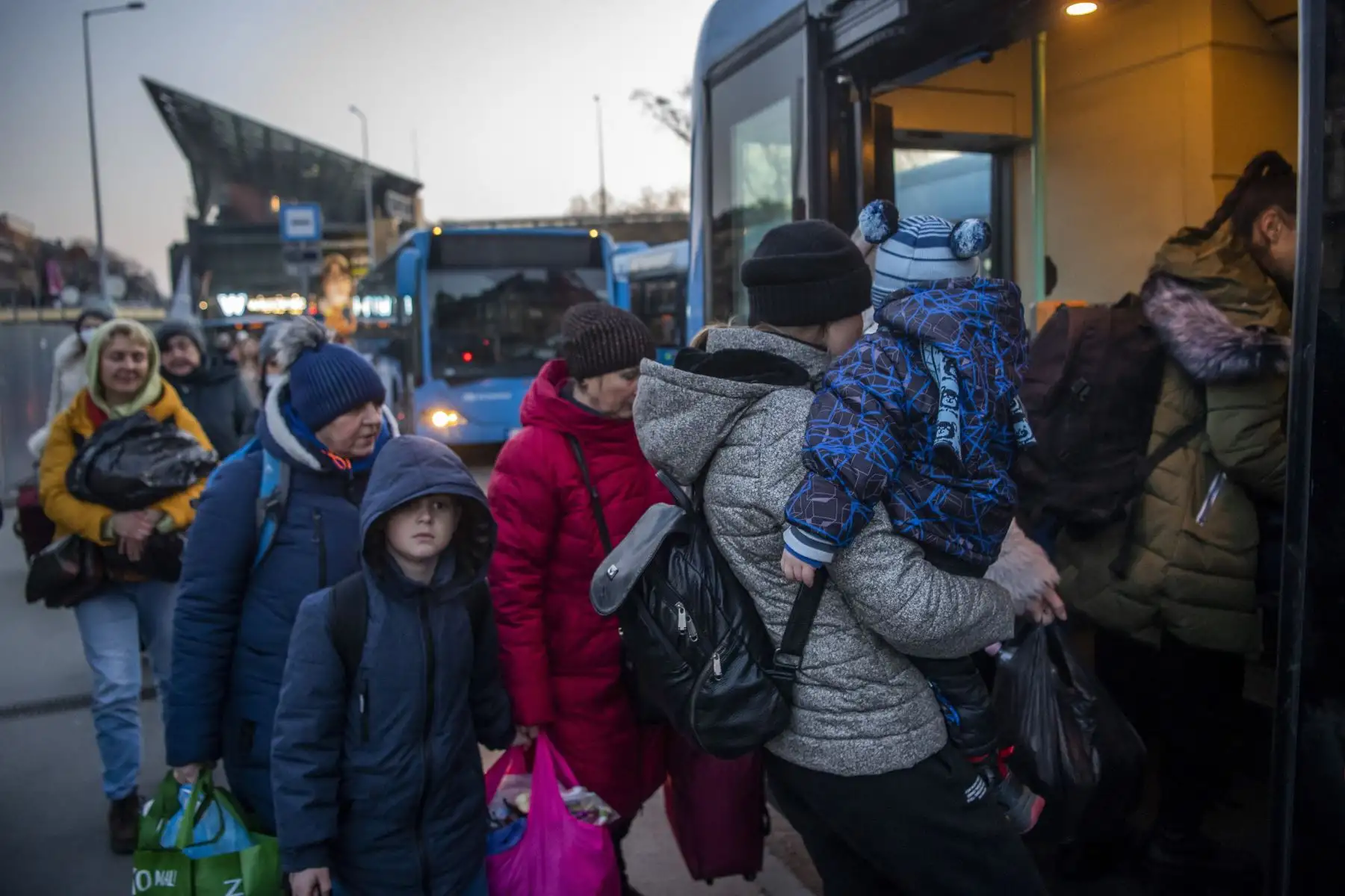Refugiados llegados de Ucrania abordan un autobús en la estación de tren de Nyugati en Budapest, Hungría. Foto: EFE