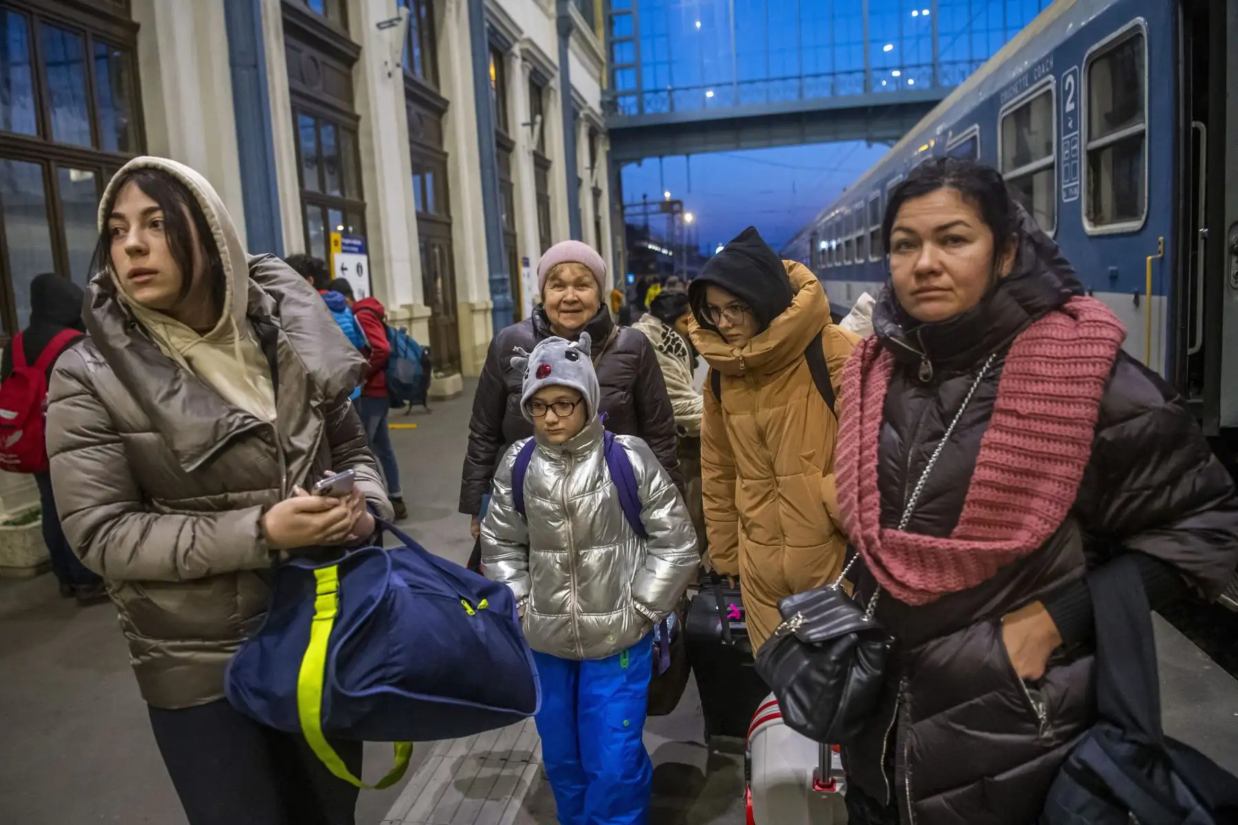 Refugiados llegados de Ucrania abordan un autobús en la estación de tren de Nyugati en Budapest, Hungría. Foto: EFE