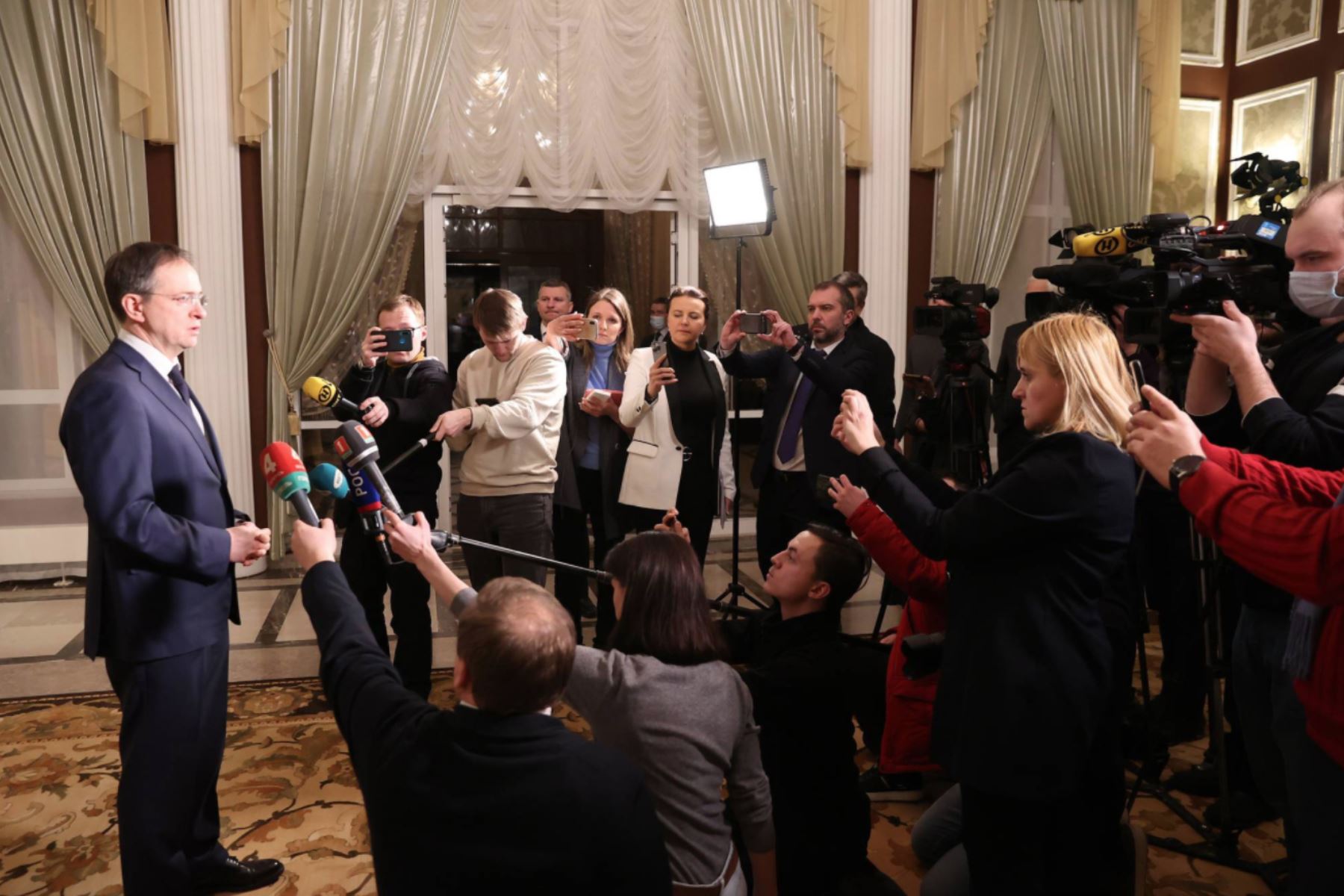 Imagen distribuida por la agencia de noticias bielorrusa BelTA de la comparecencia ante la prensa del jefe de la delegación rusa, Vladímir Medinski, tras la primera ronda de negociaciones con Ucrania, el pasado 28 de febrero. Foto: BelTA.