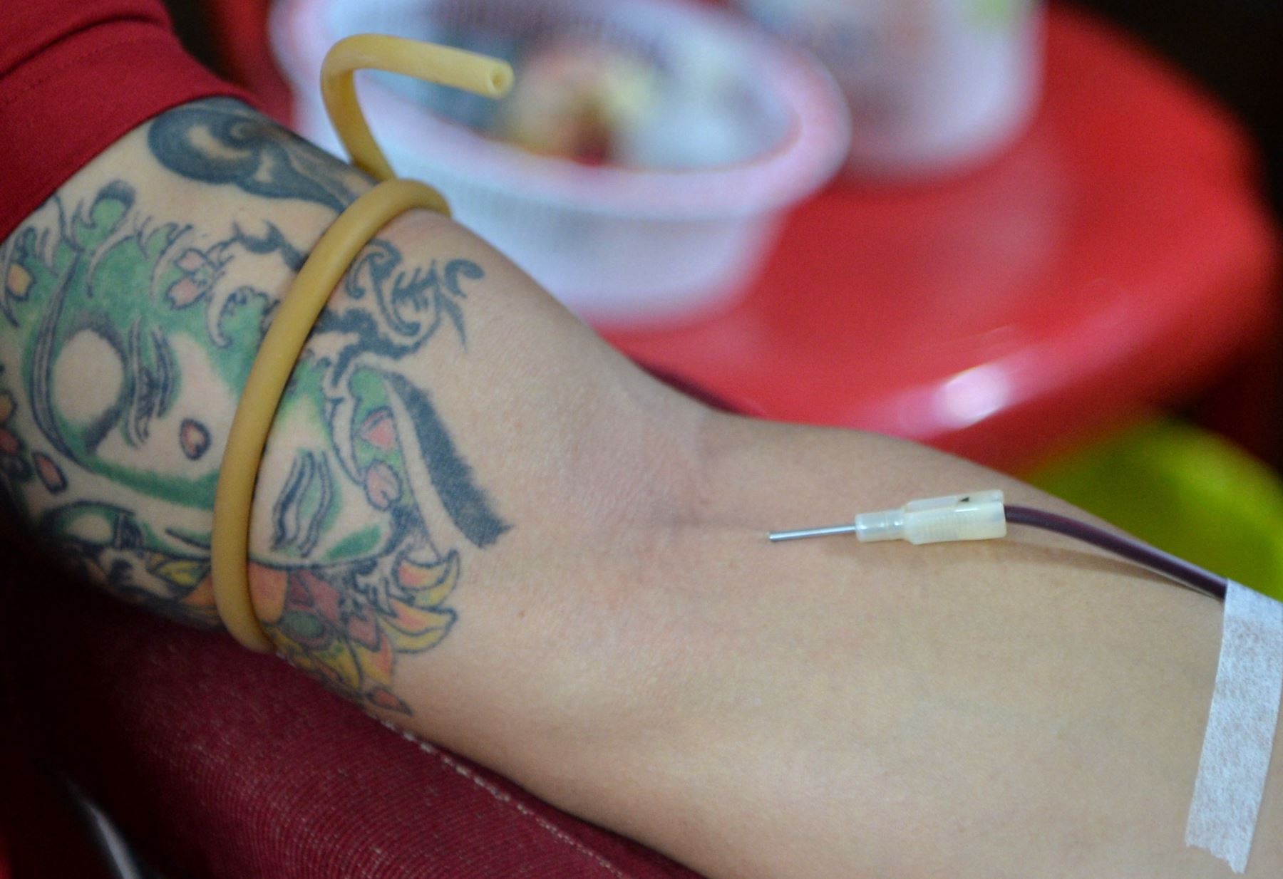 Tienes tatuajes y quieres donar sangre? Entérate qué necesitas para lograrlo