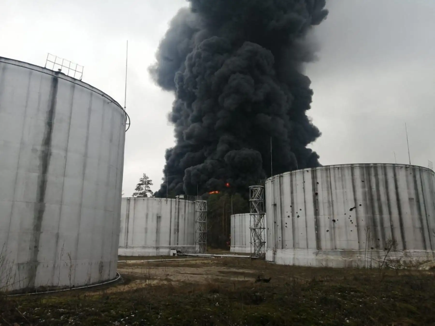 Humo saliendo de un depósito de petróleo, que se dice fue alcanzado por bombardeos, en Chernigov. Foto: AFP