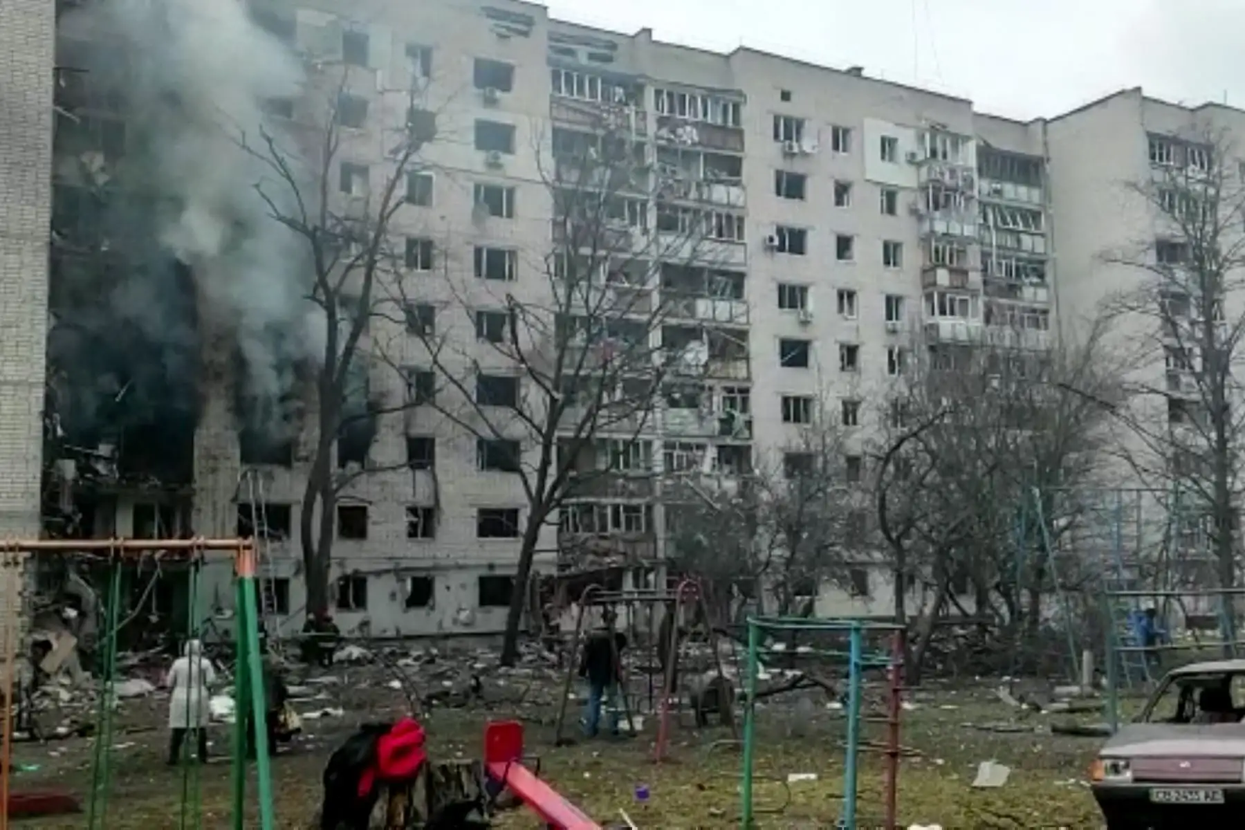 Edificios de apartamentos dañados que, según se dice, fue atacado por bombardeos en Chernigov. Foto: AFP