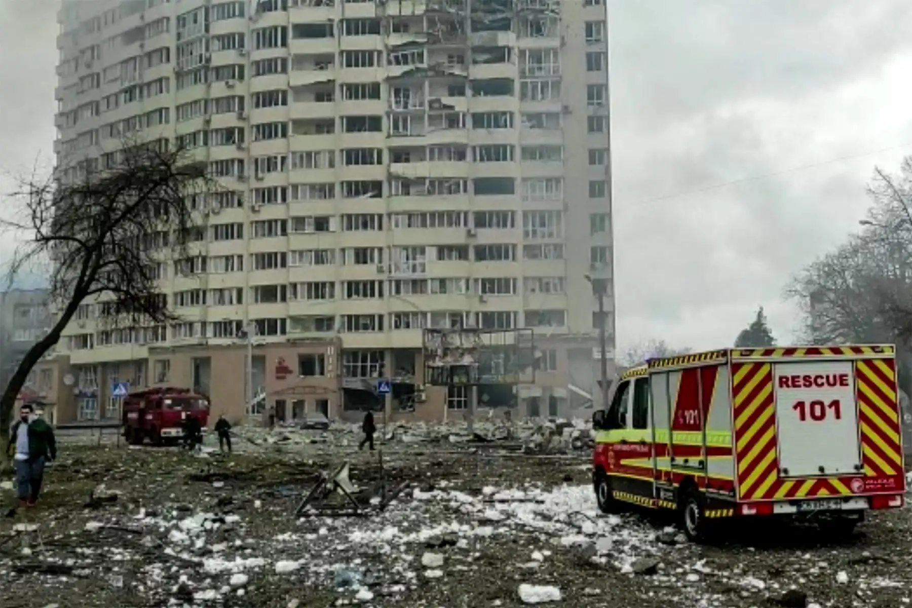 Edificios de apartamentos dañados que, según se dice, fue atacado por bombardeos en Chernigov. Foto: AFP
