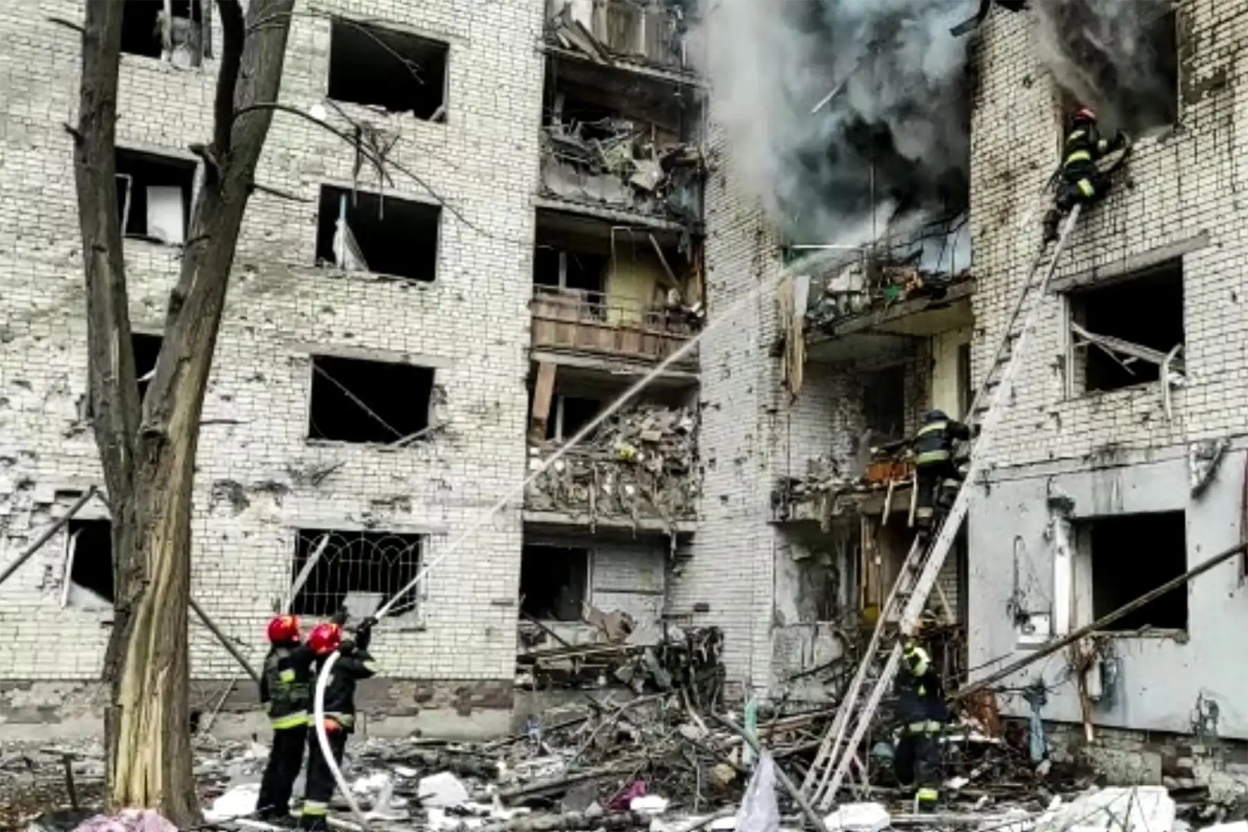 Edificios de apartamentos dañados que, según se dice, fue atacado por bombardeos en Chernigov. Foto: AFP