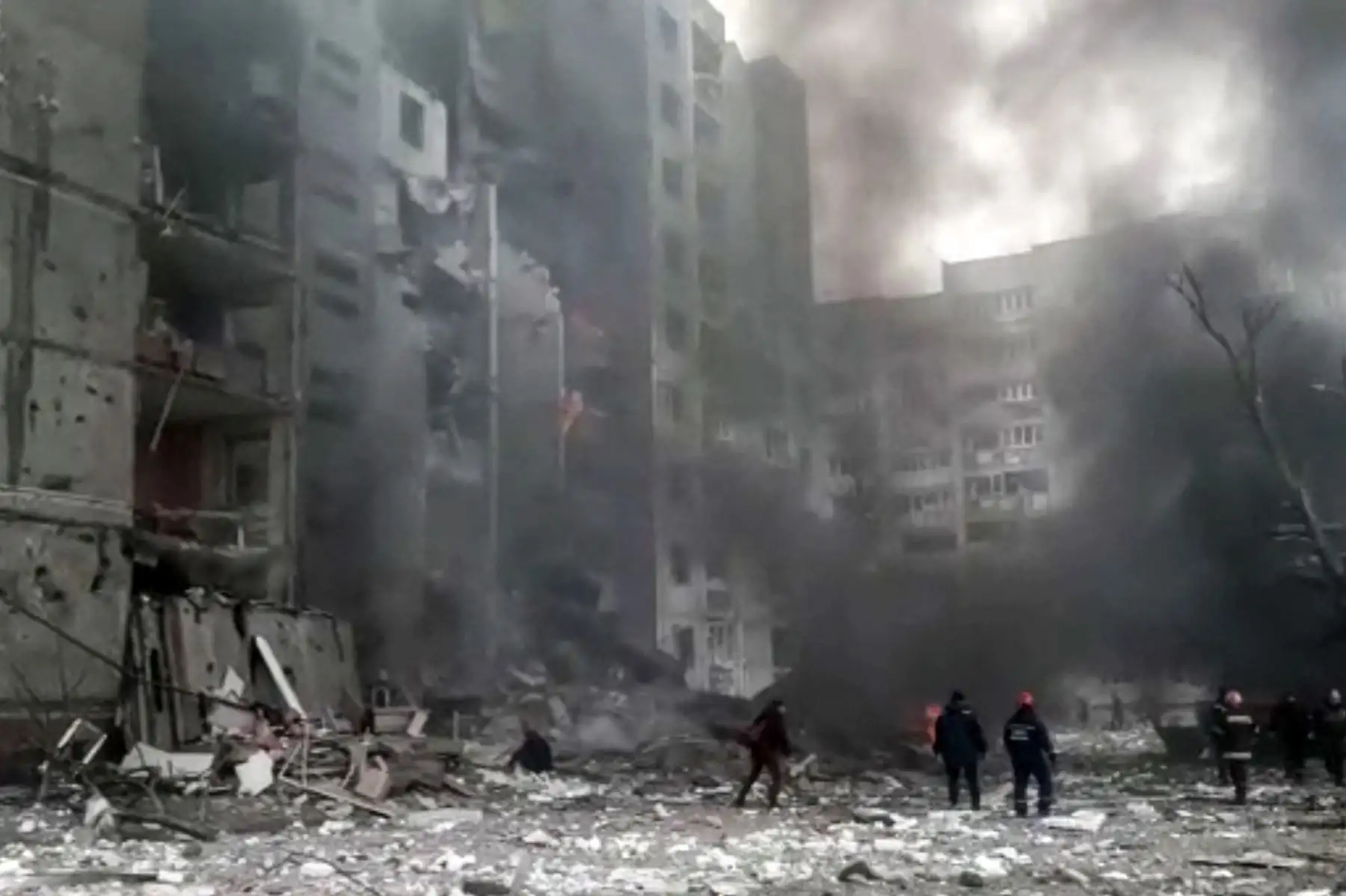 Edificios de apartamentos dañados que, según se dice, fue atacado por bombardeos en Chernigov. Foto: AFP