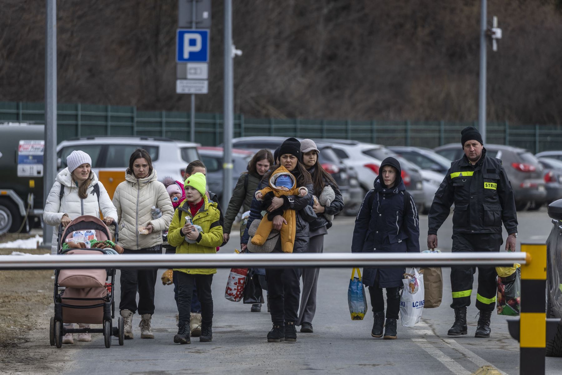Los cálculos oficiales apuntan a que más de un millón de ucranianos están huyendo del país. Foto: AFP