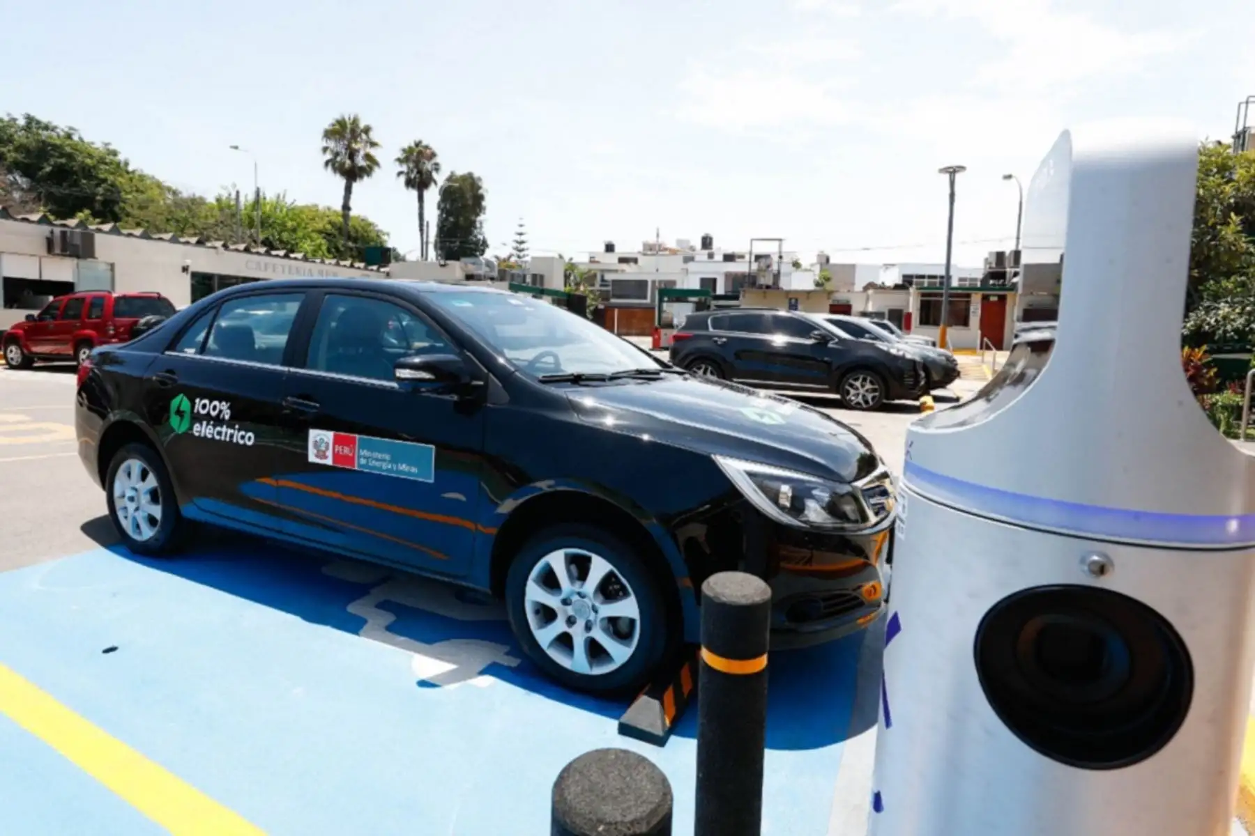 Auto 100% eléctrico y estación de carga en la sede del Ministerio de Energía y Minas (Minem) en Lima. Foto: Cortesía.