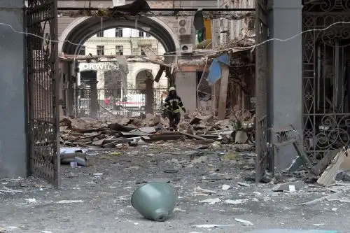 Un bombero camina entre los escombros en la entrada de un edificio después del bombardeo de las fuerzas rusas de la plaza de la Constitución en Kharkiv, la segunda ciudad más grande de Ucrania. Foto: AFP.