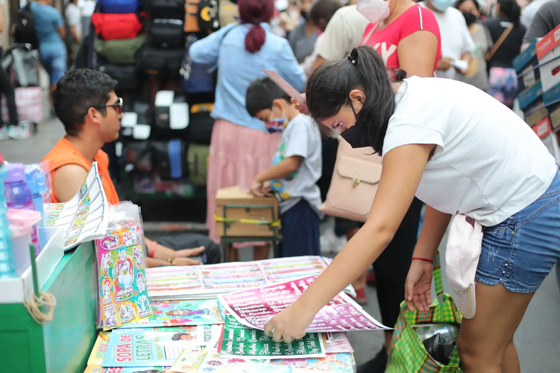Incrementa la venta de útiles escolares en Mesa Redonda. Padres de familia acuden a  ferias  en busca de mejores precios ante el inicio del año escolar.
Foto: ANDINA/ Carla Patiño Ramírez