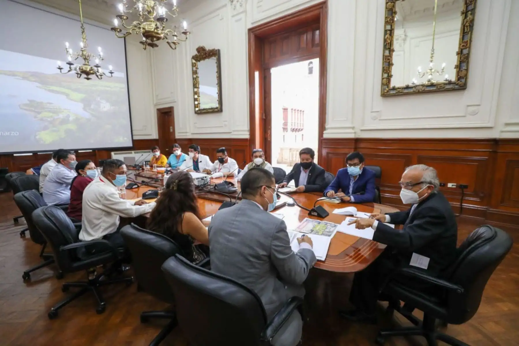 El presidente del Consejo de Ministros,  Aníbal Torres, acompañado del viceministro de Gobernanza Territorial, sostuvo una reunión con el congresista Guido Bellido y representantes de médicos y enfermeras del Hospital San Juan de Lurigancho, así como de organizaciones vecinales del distrito.
Foto: PCM