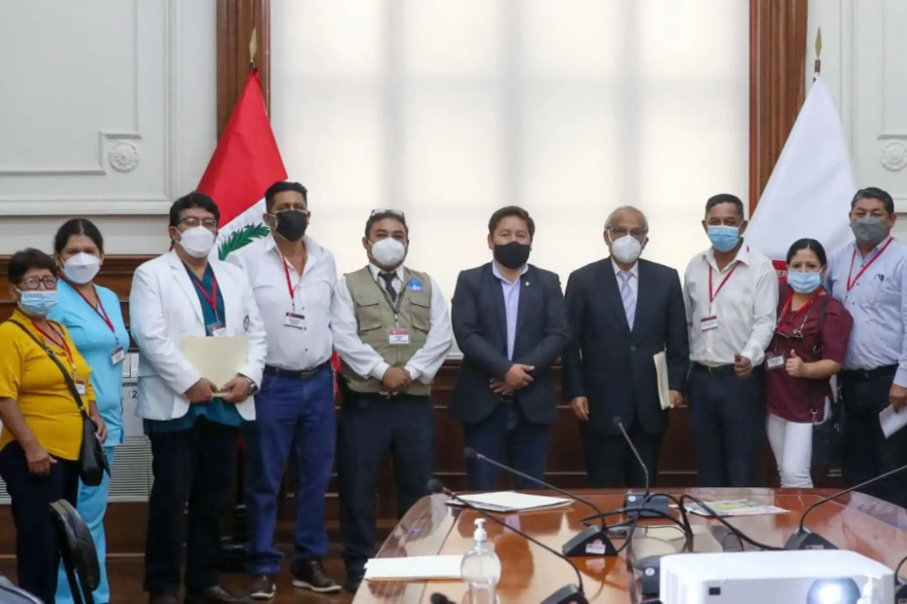 El presidente del Consejo de Ministros,  Aníbal Torres, acompañado del viceministro de Gobernanza Territorial, sostuvo una reunión con el congresista Guido Bellido y representantes de médicos y enfermeras del Hospital San Juan de Lurigancho, así como de organizaciones vecinales del distrito.
Foto: PCM