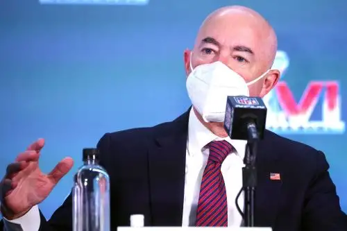 El secretario del Departamento de Seguridad Nacional de EE. UU., Alejandro N. Mayorkas, habla en una conferencia de prensa. Foto: AFP.