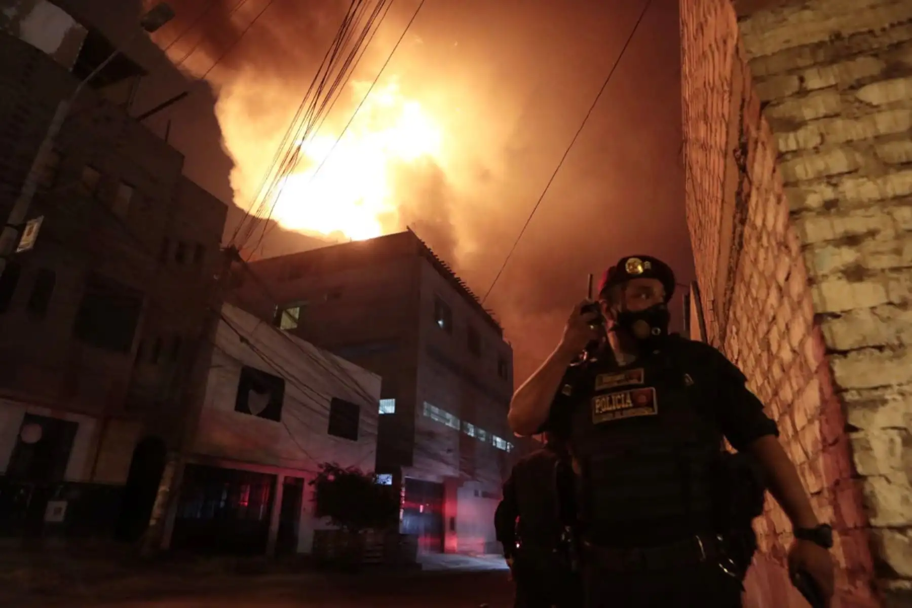 Se registra incendio de grandes proporciones en fábrica de productos químicos, en San Juan de Lurigancho. Se desplazaron a la zona 25 unidades de Bomberos para controlar el incendio de código 4.
Foto: Municipalidad San Juan de Lurigancho Se registra incendio de grandes proporciones en fábrica de productos químicos, en San Juan de Lurigancho. Se desplazaron a la zona 25 unidades de Bomberos para controlar el incendio de código 4.
Foto: Municipalidad San Juan de Lurigancho