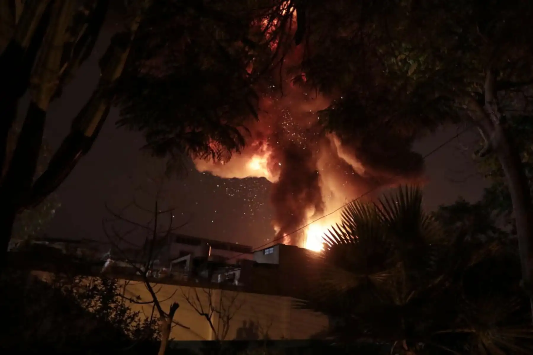 Se registra incendio de grandes proporciones en fábrica de productos químicos, en San Juan de Lurigancho. Se desplazaron a la zona 25 unidades de Bomberos para controlar el incendio de código 4.
Foto: Municipalidad San Juan de Lurigancho Se registra incendio de grandes proporciones en fábrica de productos químicos, en San Juan de Lurigancho. Se desplazaron a la zona 25 unidades de Bomberos para controlar el incendio de código 4.
Foto: Municipalidad San Juan de Lurigancho