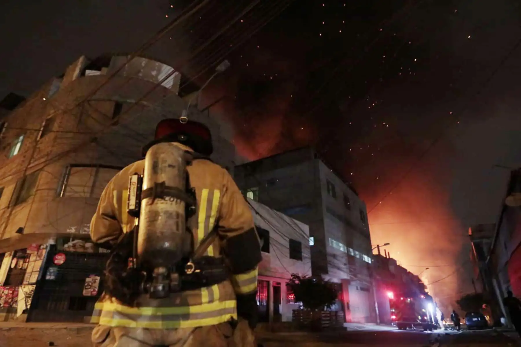 Se registra incendio de grandes proporciones en fábrica de productos químicos, en San Juan de Lurigancho. Se desplazaron a la zona 25 unidades de Bomberos para controlar el incendio de código 4.
Foto: Municipalidad San Juan de Lurigancho Se registra incendio de grandes proporciones en fábrica de productos químicos, en San Juan de Lurigancho. Se desplazaron a la zona 25 unidades de Bomberos para controlar el incendio de código 4.
Foto: Municipalidad San Juan de Lurigancho