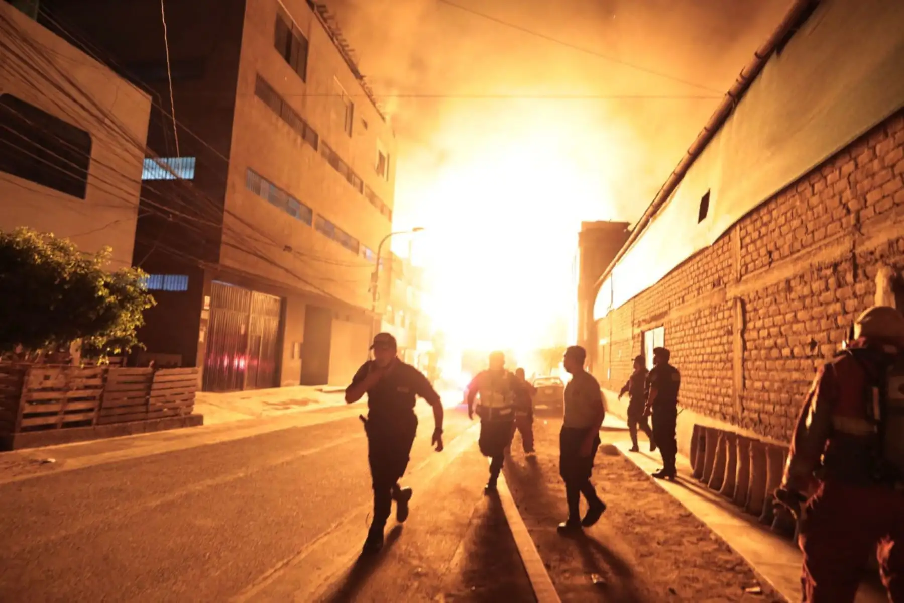 Se registra incendio de grandes proporciones en fábrica de productos químicos, en San Juan de Lurigancho. Se desplazaron a la zona 25 unidades de Bomberos para controlar el incendio de código 4.
Foto: Municipalidad San Juan de Lurigancho Se registra incendio de grandes proporciones en fábrica de productos químicos, en San Juan de Lurigancho. Se desplazaron a la zona 25 unidades de Bomberos para controlar el incendio de código 4.
Foto: Municipalidad San Juan de Lurigancho