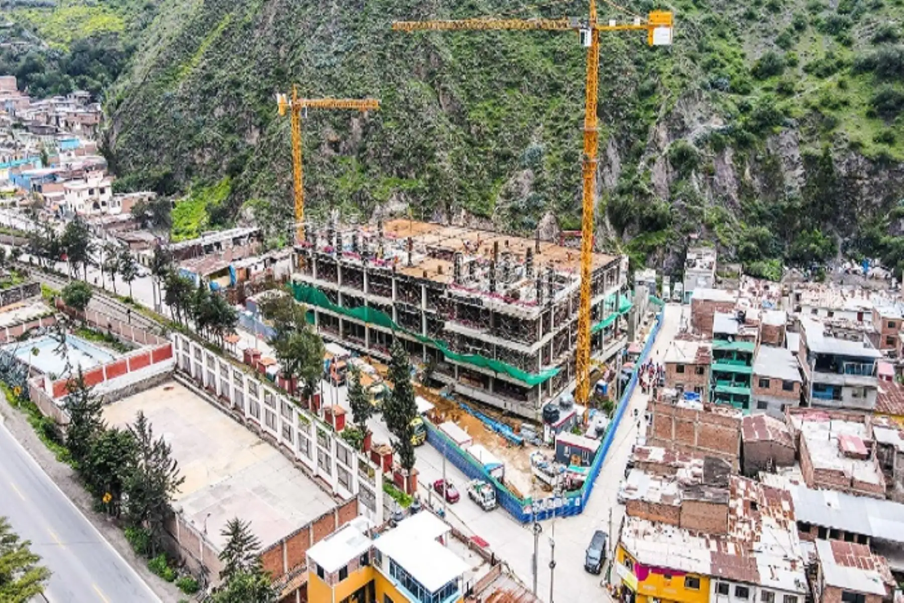 La obra, que inició en mayo del 2021 y tiene previsto culminar en noviembre de este año, contará con 28 camas, 20 consultorios externos, nutrición, almacén, farmacia, entre otras características importantes.