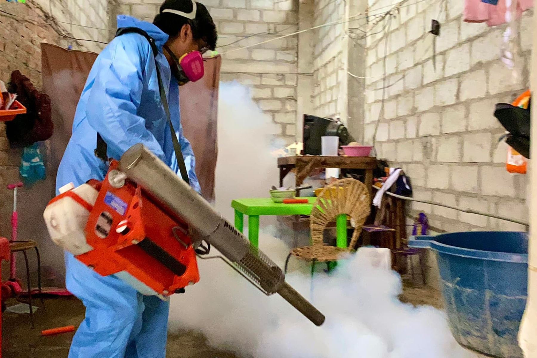 La Red de Salud Pacífico Sur inició una intensa jornada de fumigación contra el dengue en Casma, región Áncash. Foto: Cortesía Gonzalo Horna