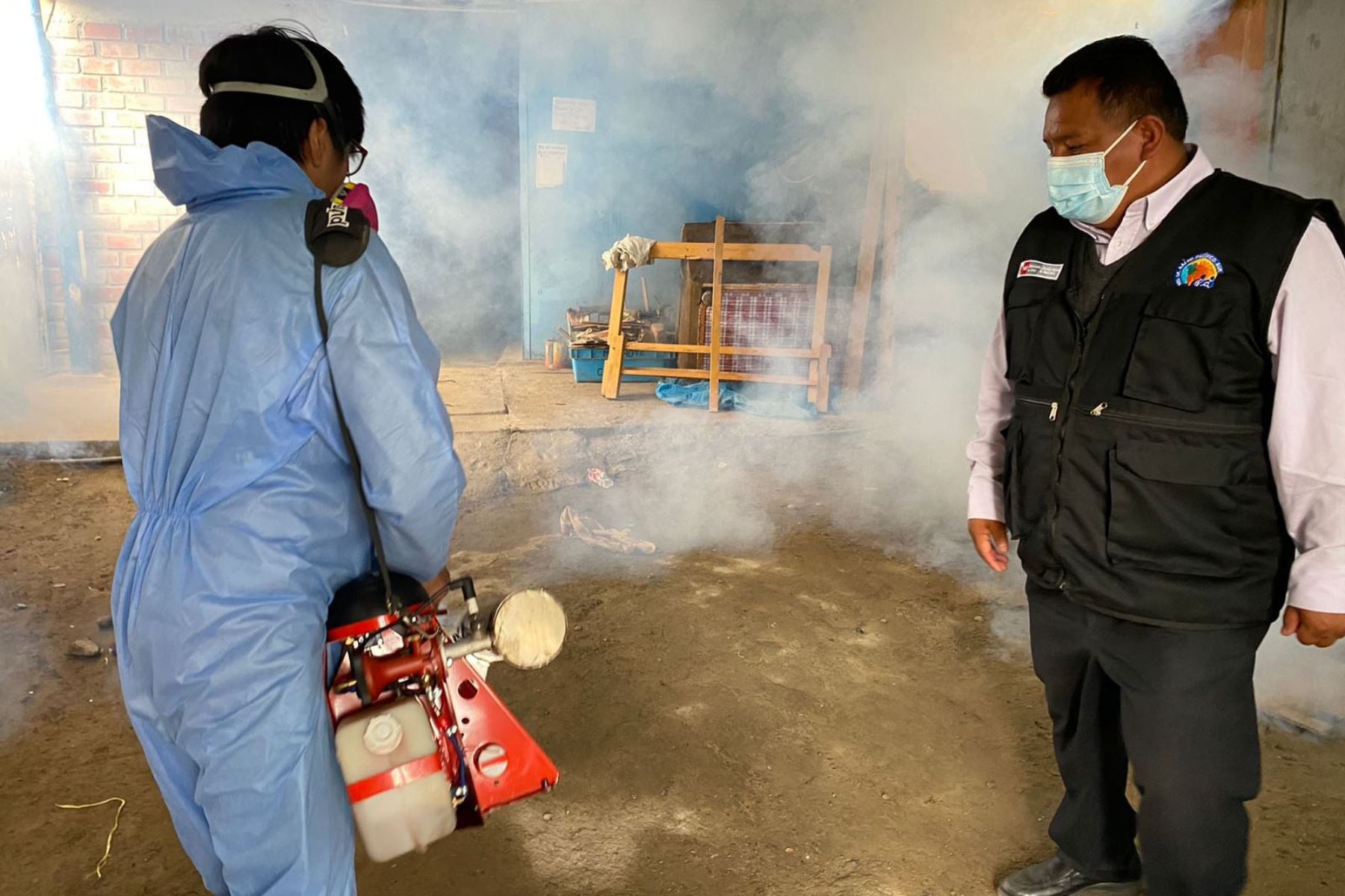 La Red de Salud Pacífico Sur inició una intensa jornada de fumigación contra el dengue en Casma, región Áncash. Foto: Cortesía Gonzalo Horna