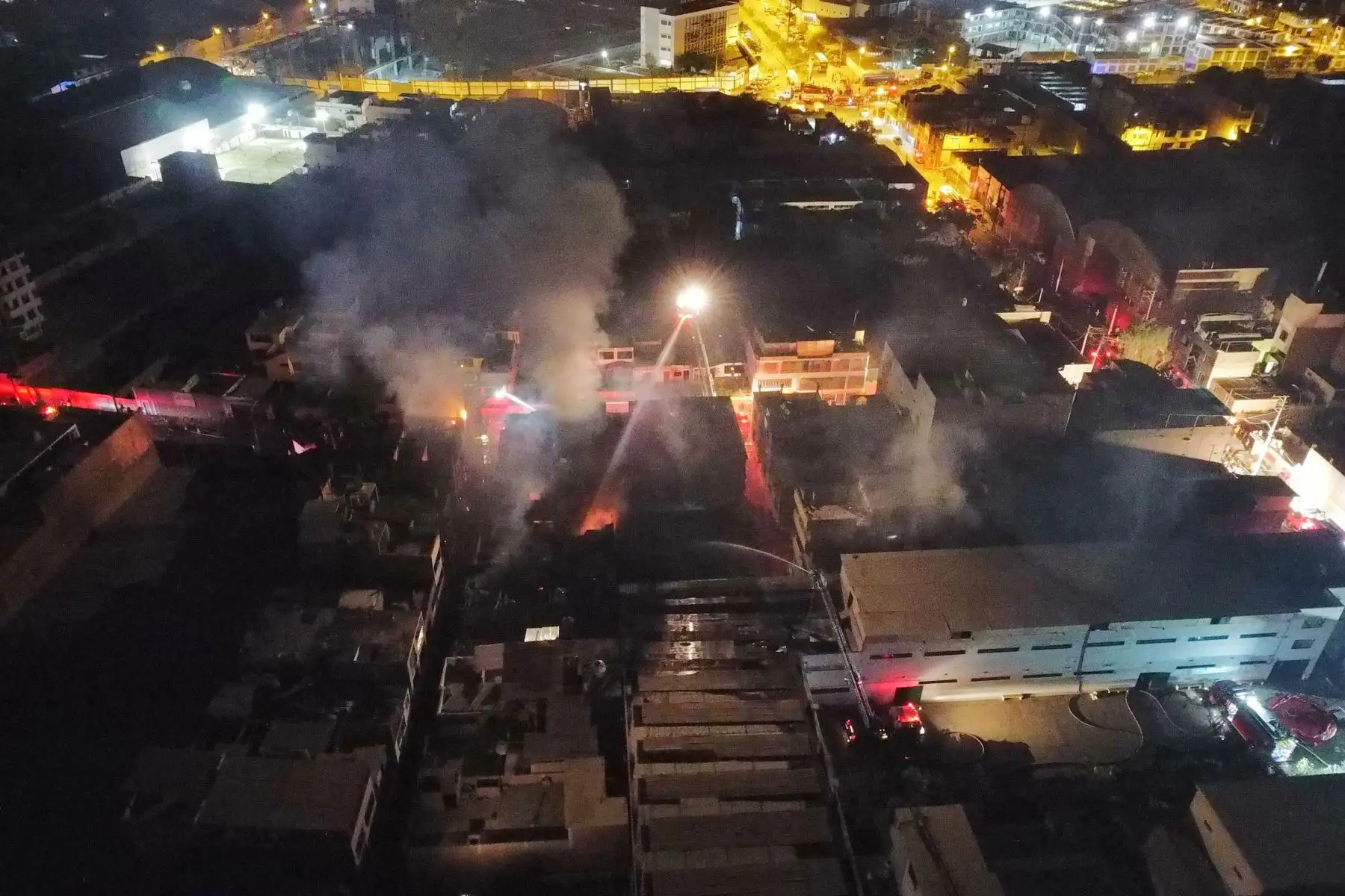 Se registra incendio de grandes proporciones en fábrica de productos químicos, en San Juan de Lurigancho. Se desplazaron a la zona 25 unidades de Bomberos para controlar el incendio de código 4.
Foto: ANDINA/Jhonel Rodríguez Robles Se registra incendio de grandes proporciones en fábrica de productos químicos, en San Juan de Lurigancho. Se desplazaron a la zona 25 unidades de Bomberos para controlar el incendio de código 4.
Foto: ANDINA/Jhonel Rodríguez Robles