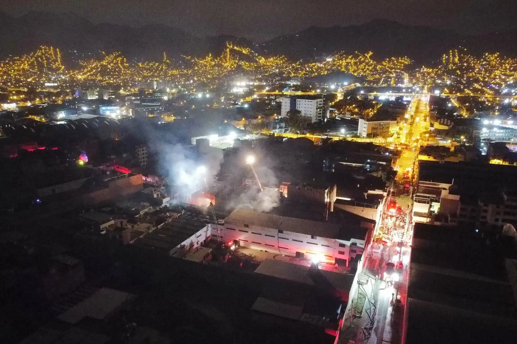 Se registra incendio de grandes proporciones en fábrica de productos químicos, en San Juan de Lurigancho. Se desplazaron a la zona 25 unidades de Bomberos para controlar el incendio de código 4.
Foto: ANDINA/Jhonel Rodríguez Robles Se registra incendio de grandes proporciones en fábrica de productos químicos, en San Juan de Lurigancho. Se desplazaron a la zona 25 unidades de Bomberos para controlar el incendio de código 4.
Foto: ANDINA/Jhonel Rodríguez Robles