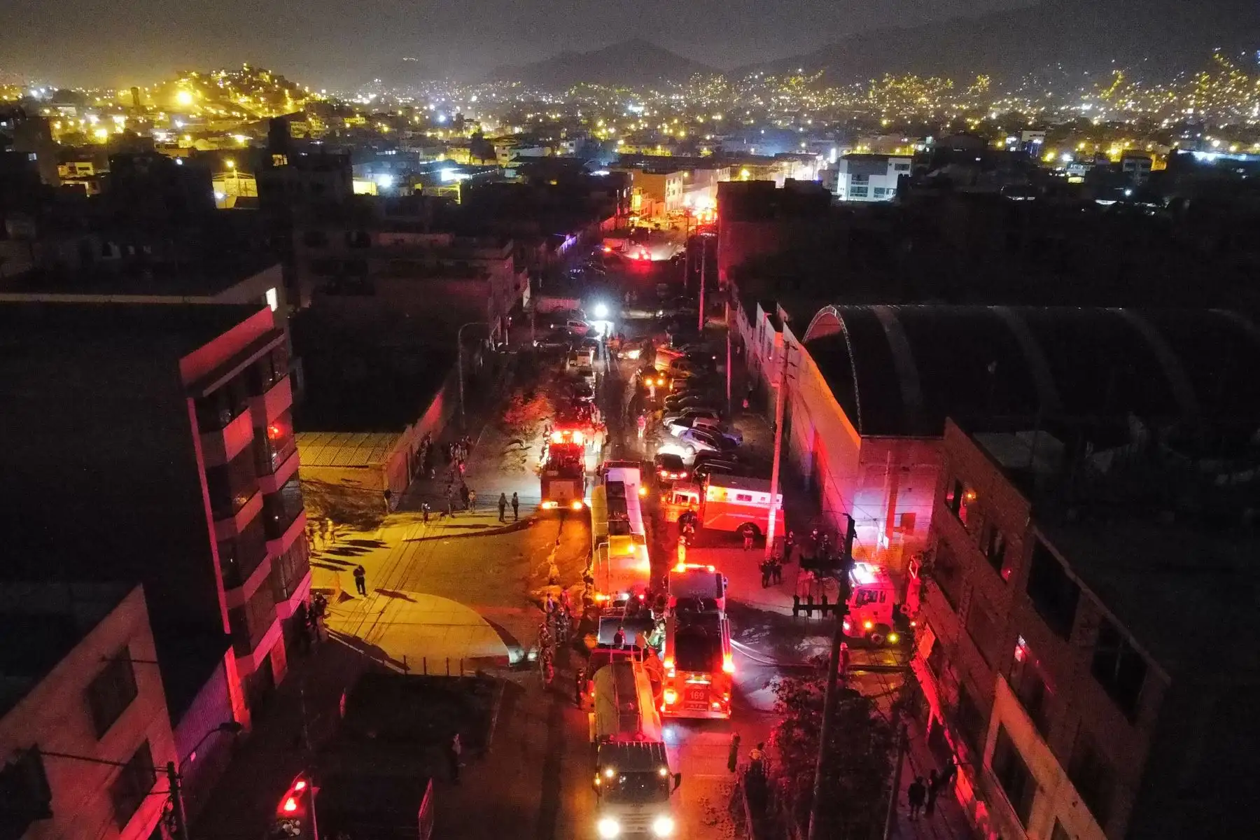 Se registra incendio de grandes proporciones en fábrica de productos químicos, en San Juan de Lurigancho. Se desplazaron a la zona 25 unidades de Bomberos para controlar el incendio de código 4.
Foto: ANDINA/Jhonel Rodríguez Robles Se registra incendio de grandes proporciones en fábrica de productos químicos, en San Juan de Lurigancho. Se desplazaron a la zona 25 unidades de Bomberos para controlar el incendio de código 4.
Foto: ANDINA/Jhonel Rodríguez Robles