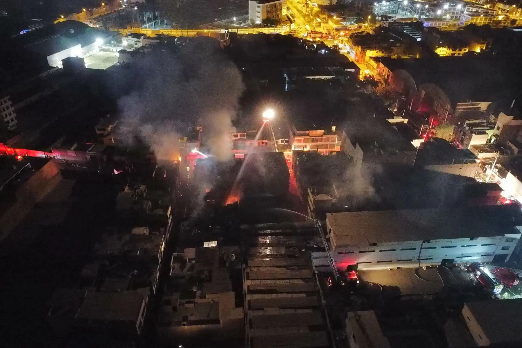 Se registra incendio de grandes proporciones en fábrica de productos químicos, en San Juan de Lurigancho. Se desplazaron a la zona 25 unidades de Bomberos para controlar el incendio de código 4.
Foto: ANDINA/Jhonel Rodríguez Robles Se registra incendio de grandes proporciones en fábrica de productos químicos, en San Juan de Lurigancho. Se desplazaron a la zona 25 unidades de Bomberos para controlar el incendio de código 4.
Foto: ANDINA/Jhonel Rodríguez Robles