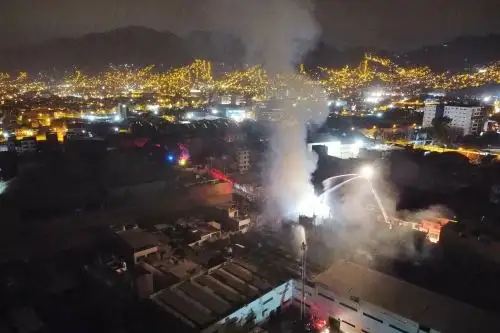 Más de 40 unidades de bomberos han llegado para controlar siniestro clasificado como de código 4 . Foto: ANDINA/Jhonel Rodríguez Robles