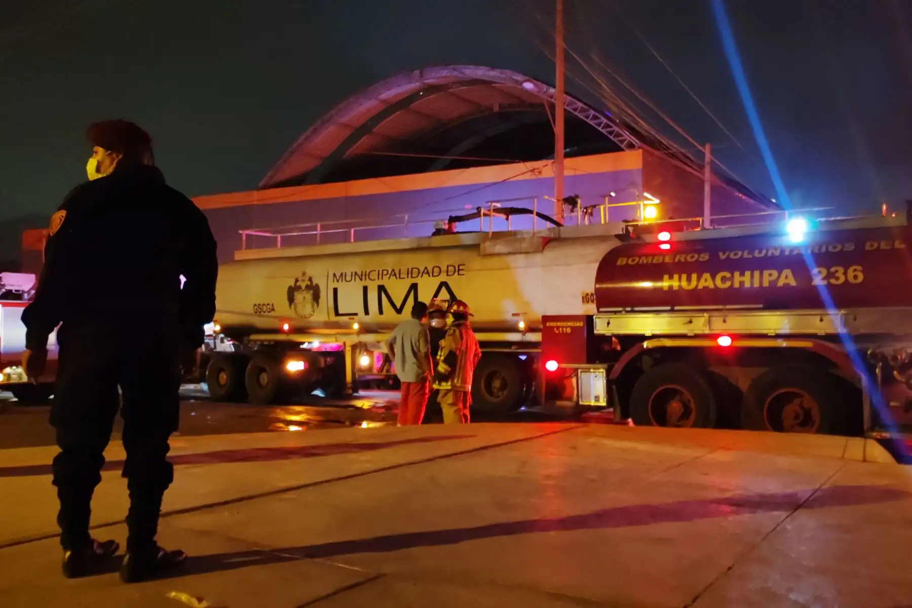 Se registra incendio de grandes proporciones en fábrica de productos químicos, en San Juan de Lurigancho. Se desplazaron a la zona 25 unidades de Bomberos para controlar el incendio de código 4.
Foto: ANDINA/Jhonel Rodríguez Robles Se registra incendio de grandes proporciones en fábrica de productos químicos, en San Juan de Lurigancho. Se desplazaron a la zona 25 unidades de Bomberos para controlar el incendio de código 4.
Foto: ANDINA/Jhonel Rodríguez Robles