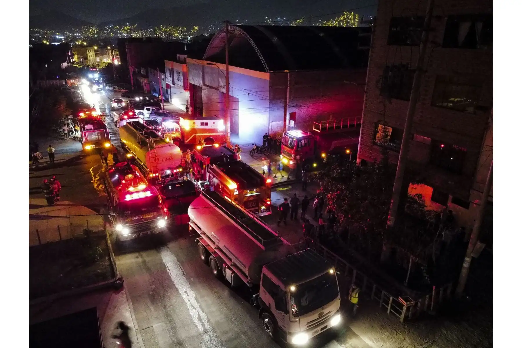 Se registra incendio de grandes proporciones en fábrica de productos químicos, en San Juan de Lurigancho. Se desplazaron a la zona 25 unidades de Bomberos para controlar el incendio de código 4.
Foto: ANDINA/Jhonel Rodríguez Robles Se registra incendio de grandes proporciones en fábrica de productos químicos, en San Juan de Lurigancho. Se desplazaron a la zona 25 unidades de Bomberos para controlar el incendio de código 4.
Foto: ANDINA/Jhonel Rodríguez Robles